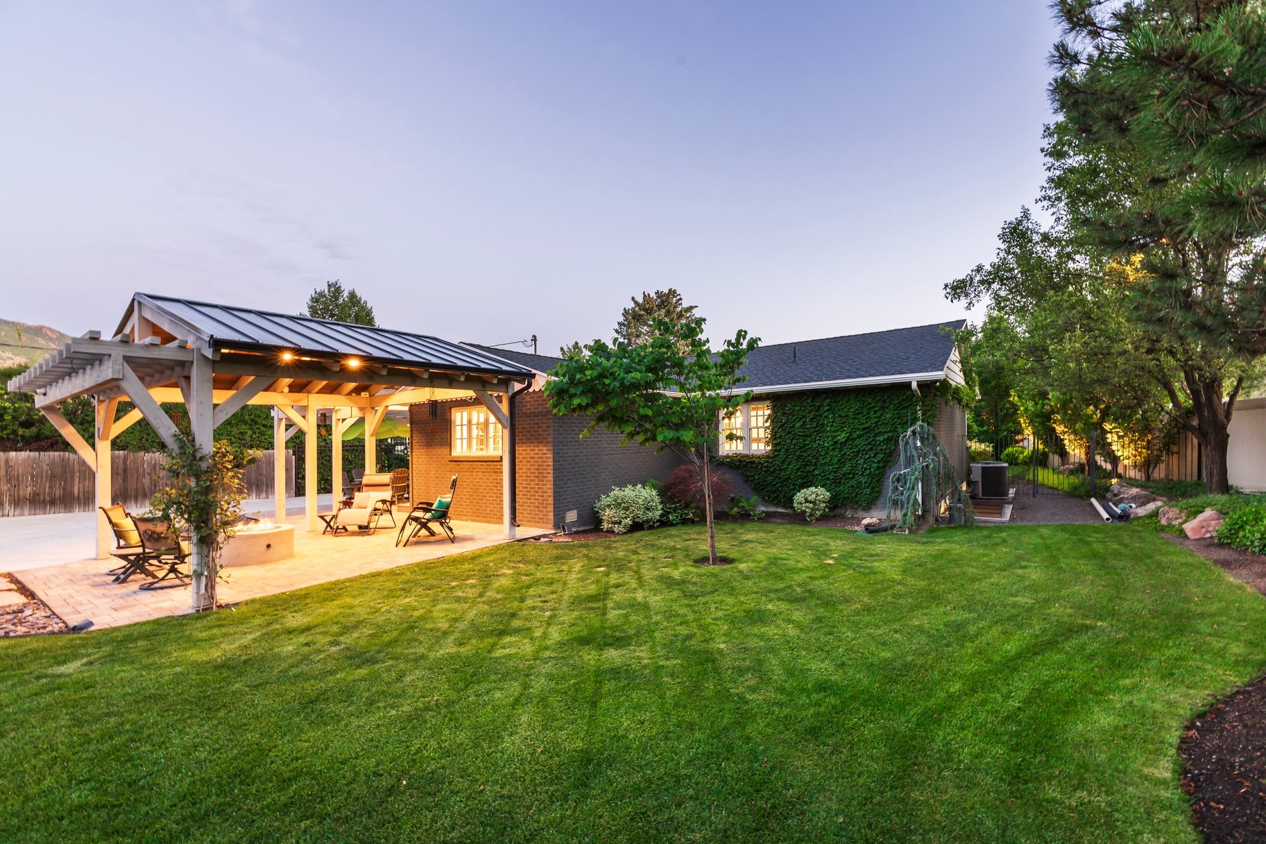  Tastefully Updated Holladay Rambler on .60 acre Manicured Lot - 物件實景