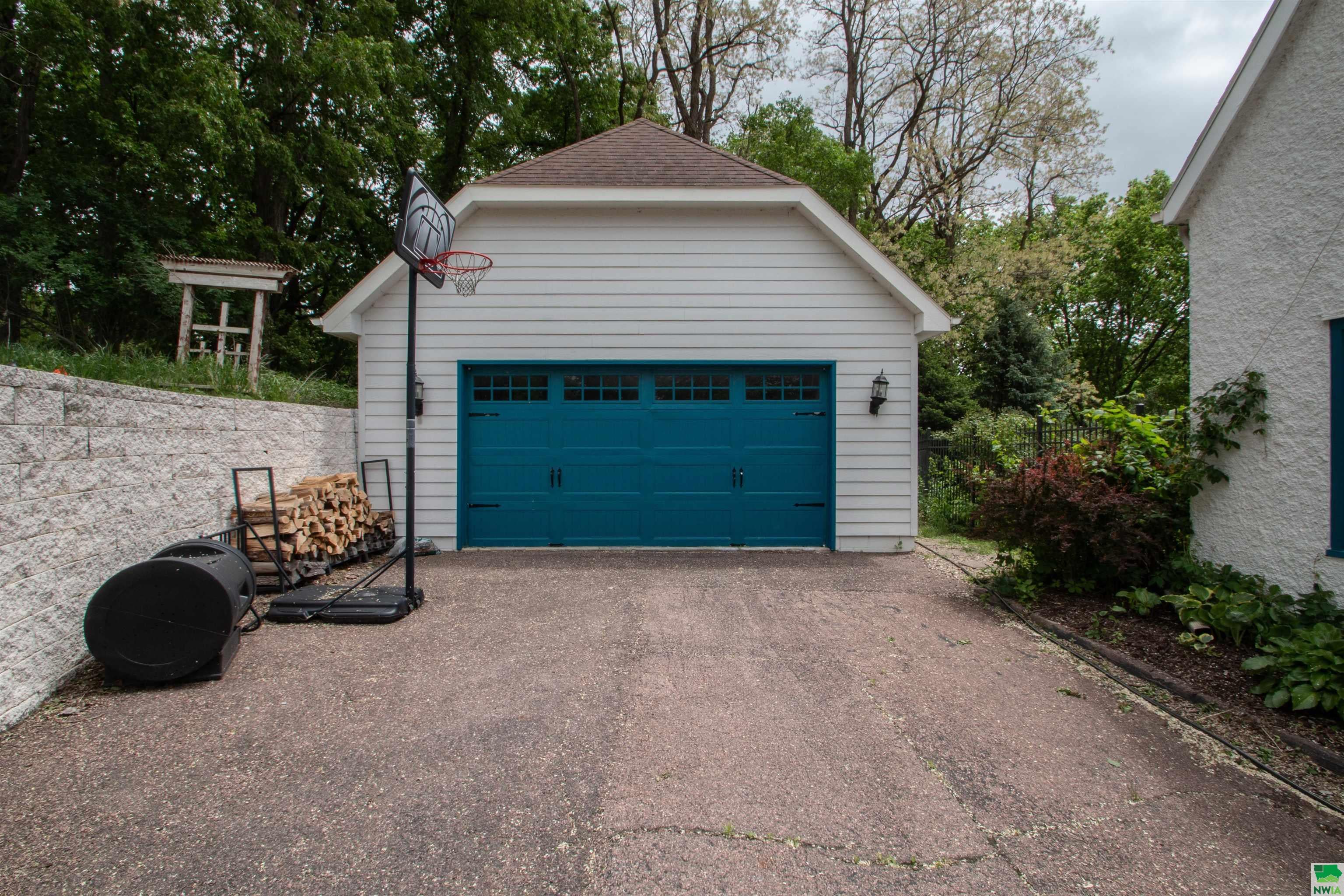 Sioux City, Iowa, 51103, United States, 5 Bedrooms Bedrooms, ,3 BathroomsBathrooms,Residential,For Sale,1824079