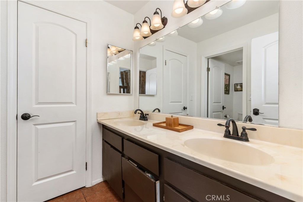 Long Beach, California, 90802, United States, 2 Bedrooms Bedrooms, ,2 BathroomsBathrooms,Residential,For Sale,1991408