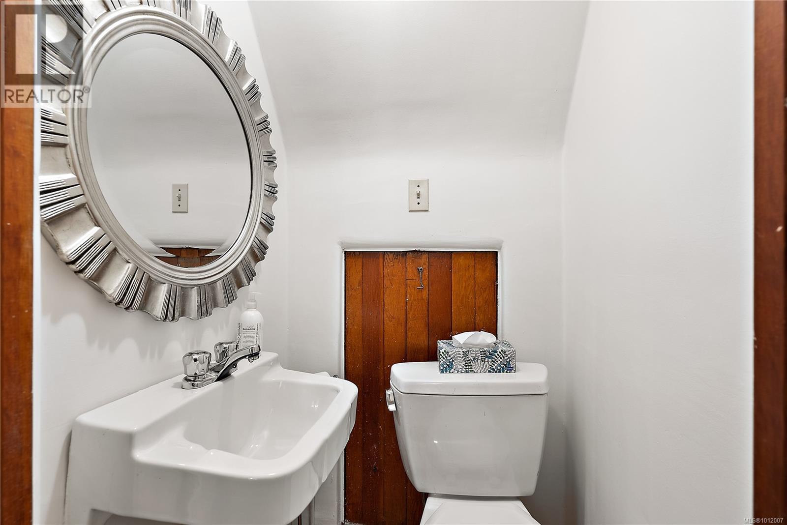 SAANICH, British Columbia, V9A 2R8, CA, 6 Bedrooms Bedrooms, ,3 BathroomsBathrooms,Residential,For Sale,1948762