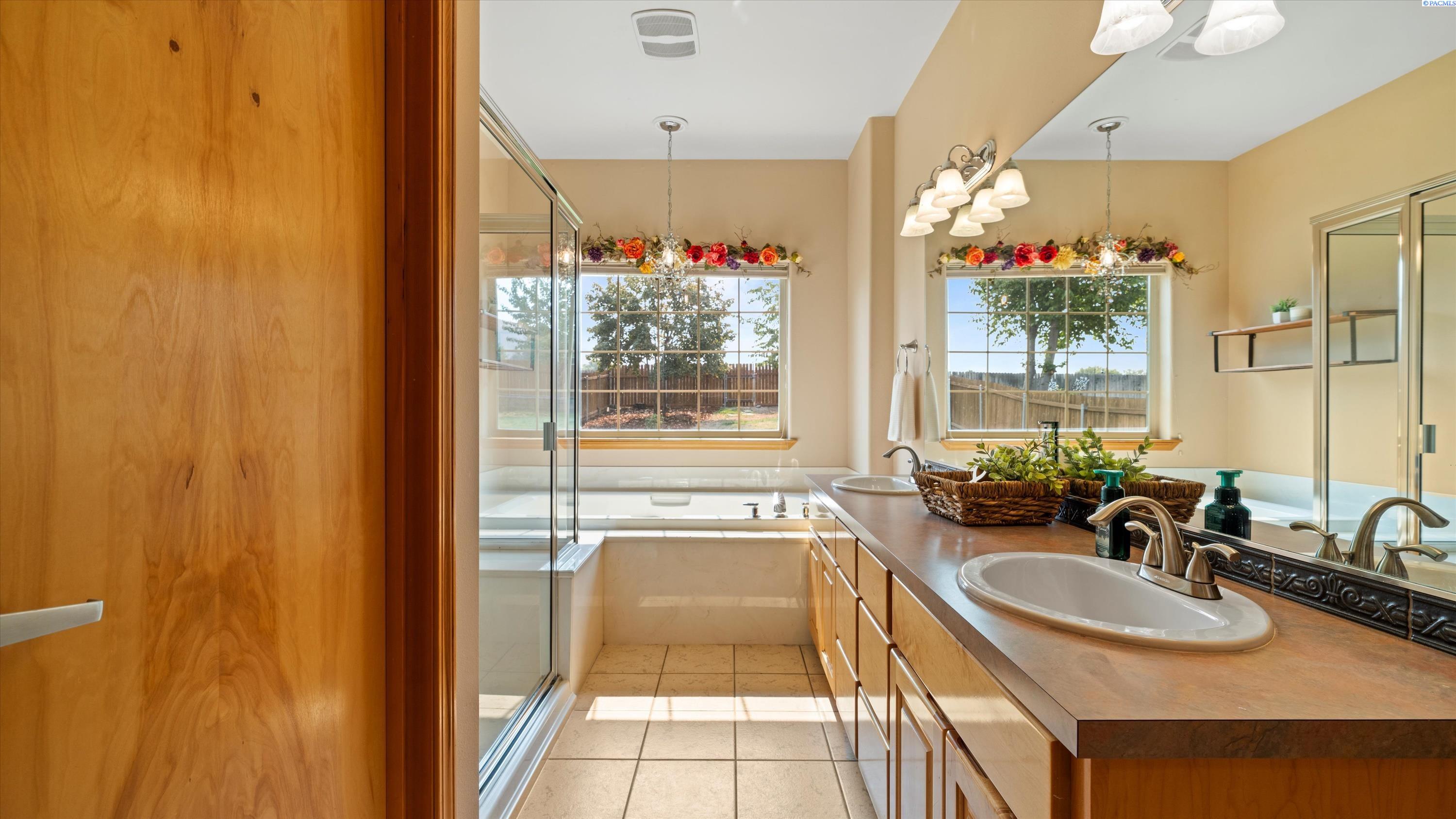 Richland, Washington, 99352, United States, 4 Bedrooms Bedrooms, ,3 BathroomsBathrooms,Residential,For Sale,1940830