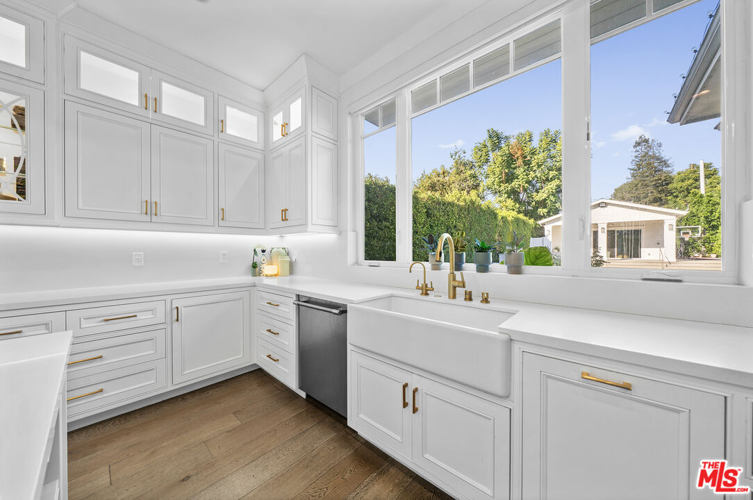 Valley Village, California, 91607, United States, 7 Bedrooms Bedrooms, ,8 BathroomsBathrooms,Residential,For Sale,1997303