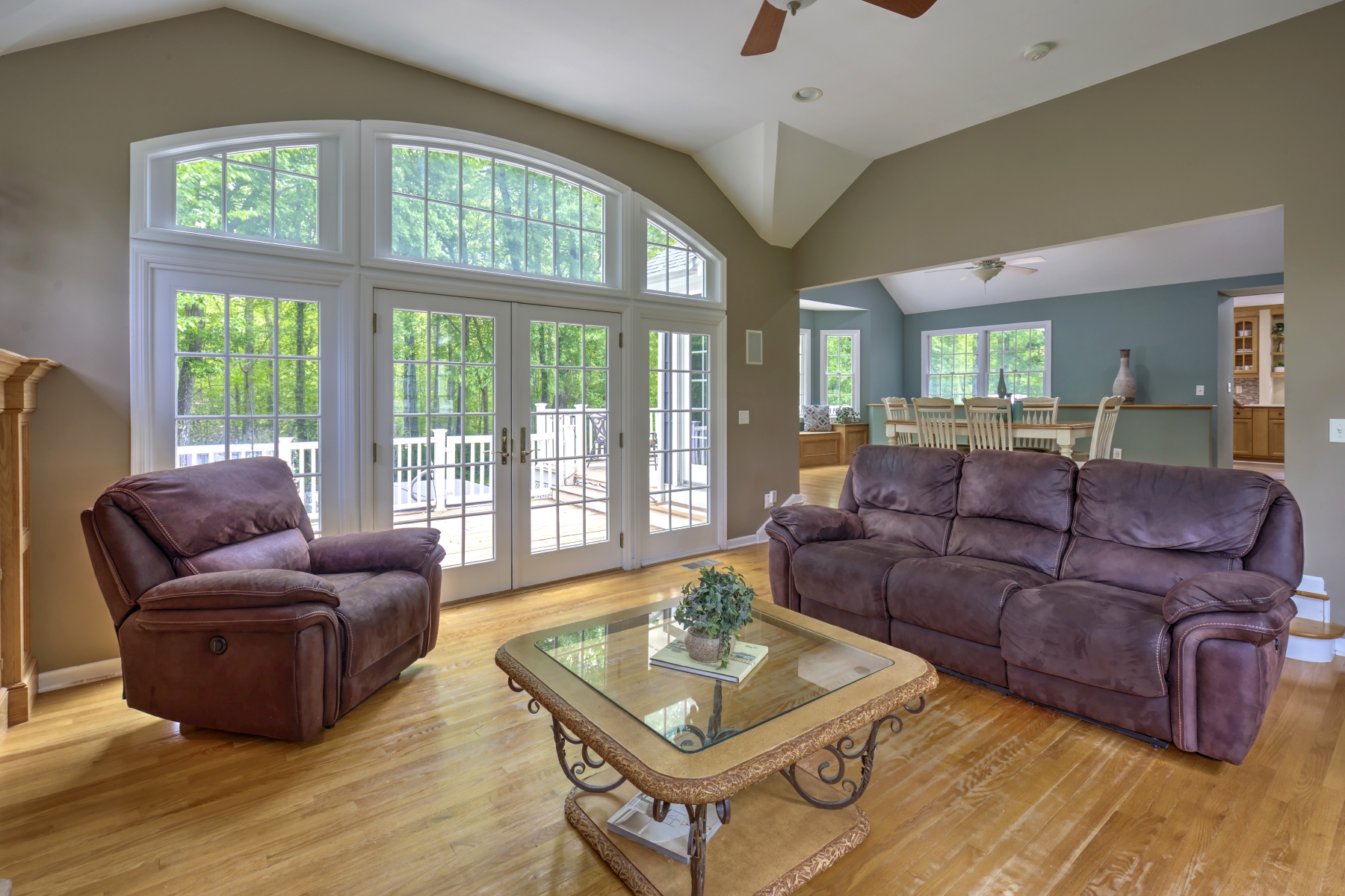  Expanded and Beautifully Maintained Custom Split Level Home - 物件實景
