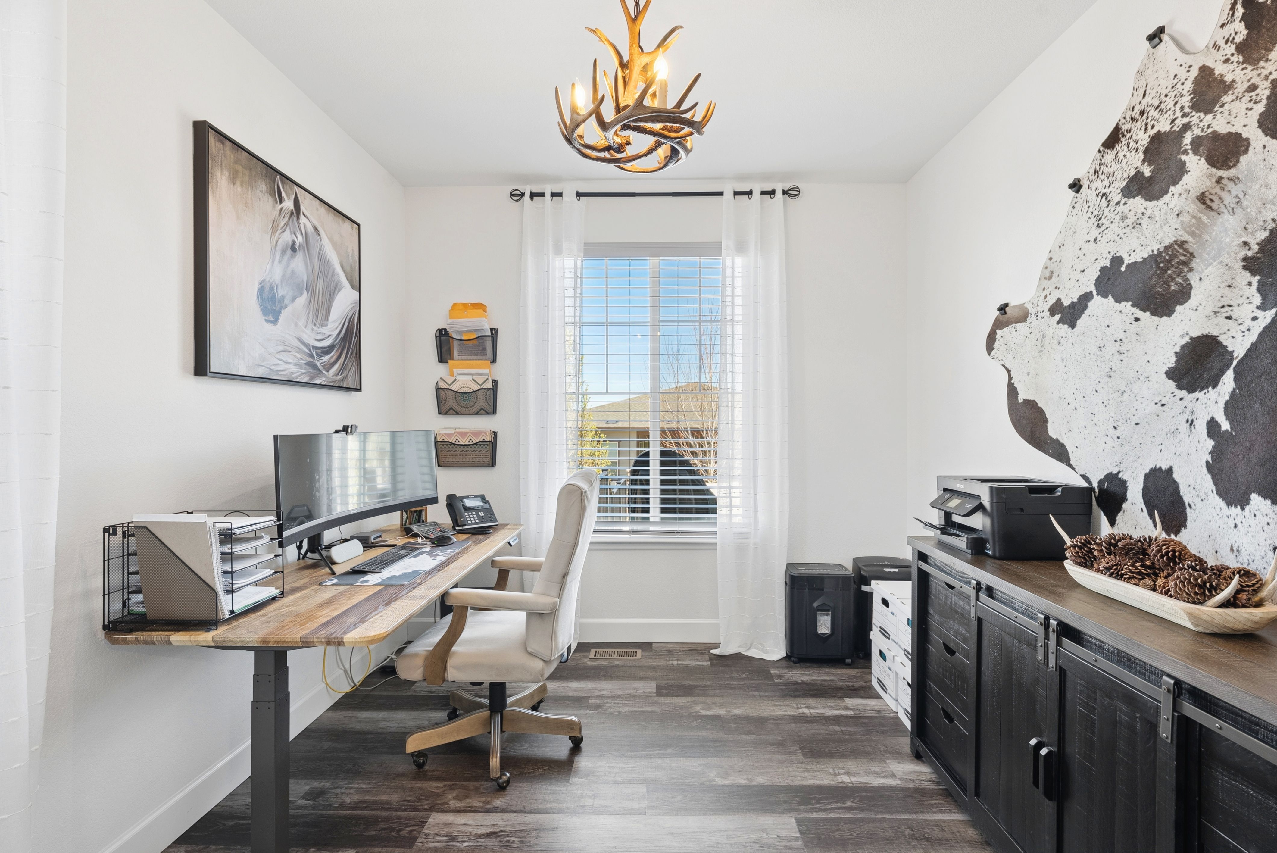  Newer construction, thoughtful design, and beautifully scaled spaces - 物件實景