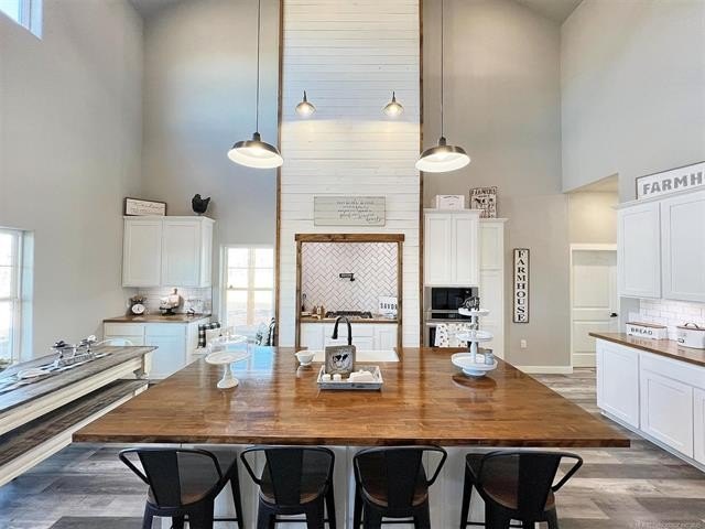 Tahlequah, Oklahoma, 74464, United States, 6 Bedrooms Bedrooms, ,4 BathroomsBathrooms,Residential,For Sale,1982576