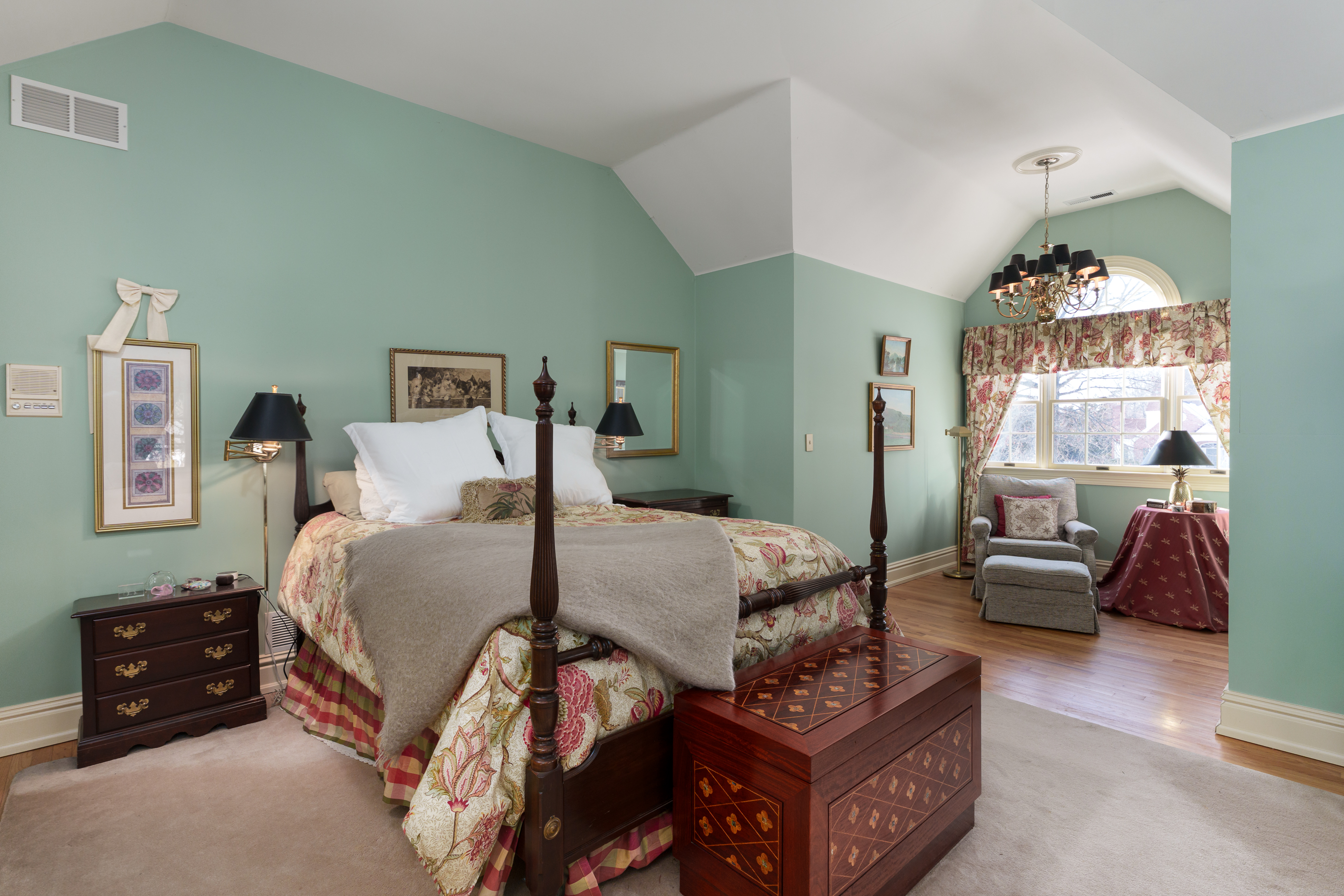  Architecturally Distinct with Greenhouse, Sunroom, and Updated Kitchen - 物件實景