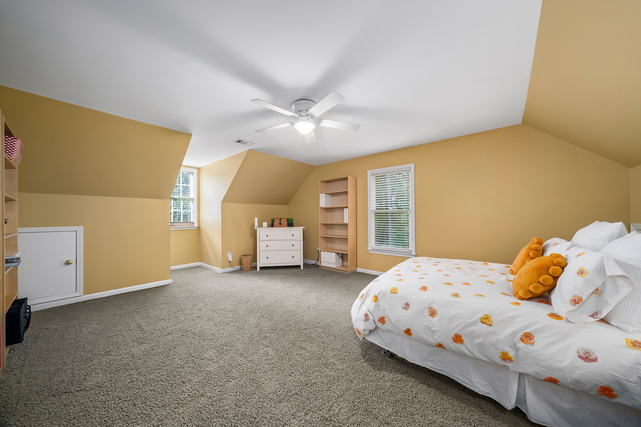  Home Offers a Serene, Wooded Escape Without Giving Up an Inch of Convenience - 物件實景