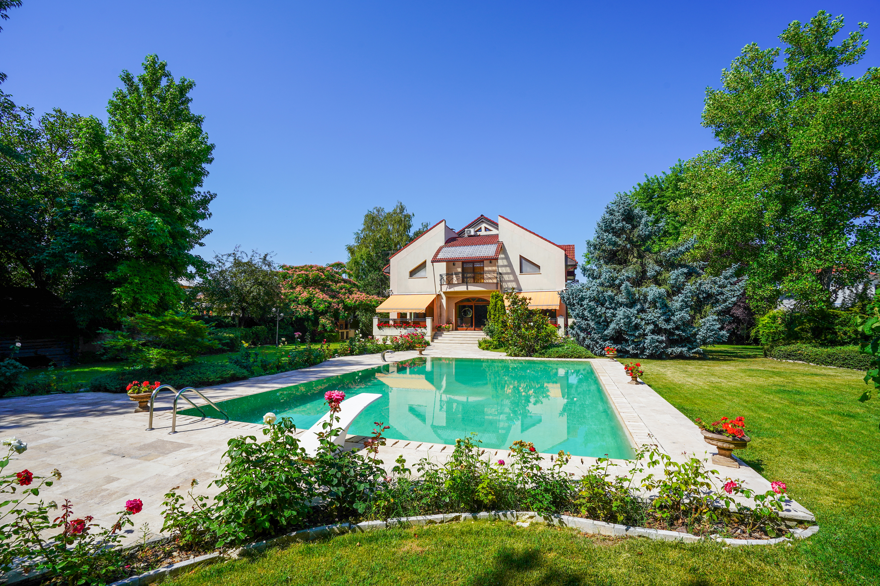  Secluded Villa with Expansive Garden & Pool in Corbeanca - 物件實景