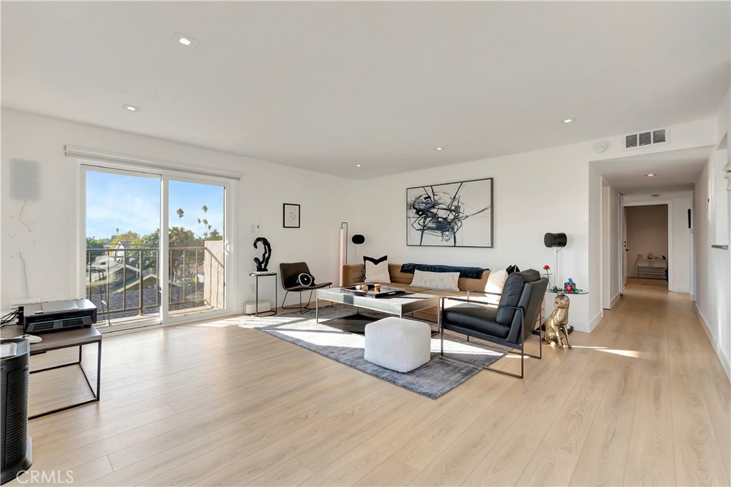 Long Beach, California, 90814, United States, 2 Bedrooms Bedrooms, ,1 BathroomBathrooms,Residential,For Sale,1989158