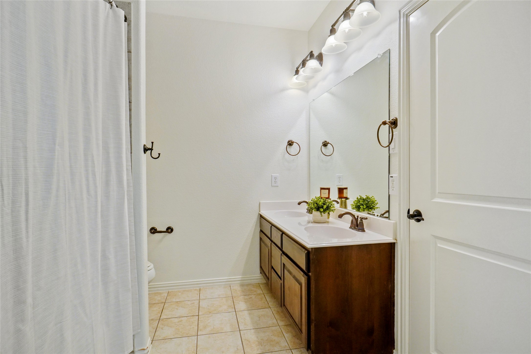 North Richland Hills, Texas, 76182, United States, 4 Bedrooms Bedrooms, ,3 BathroomsBathrooms,Residential,For Sale,1970443