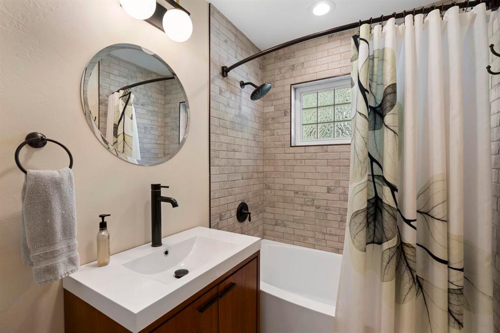Durango, Colorado, 81301, United States, 3 Bedrooms Bedrooms, ,2 BathroomsBathrooms,Residential,For Sale,1947970