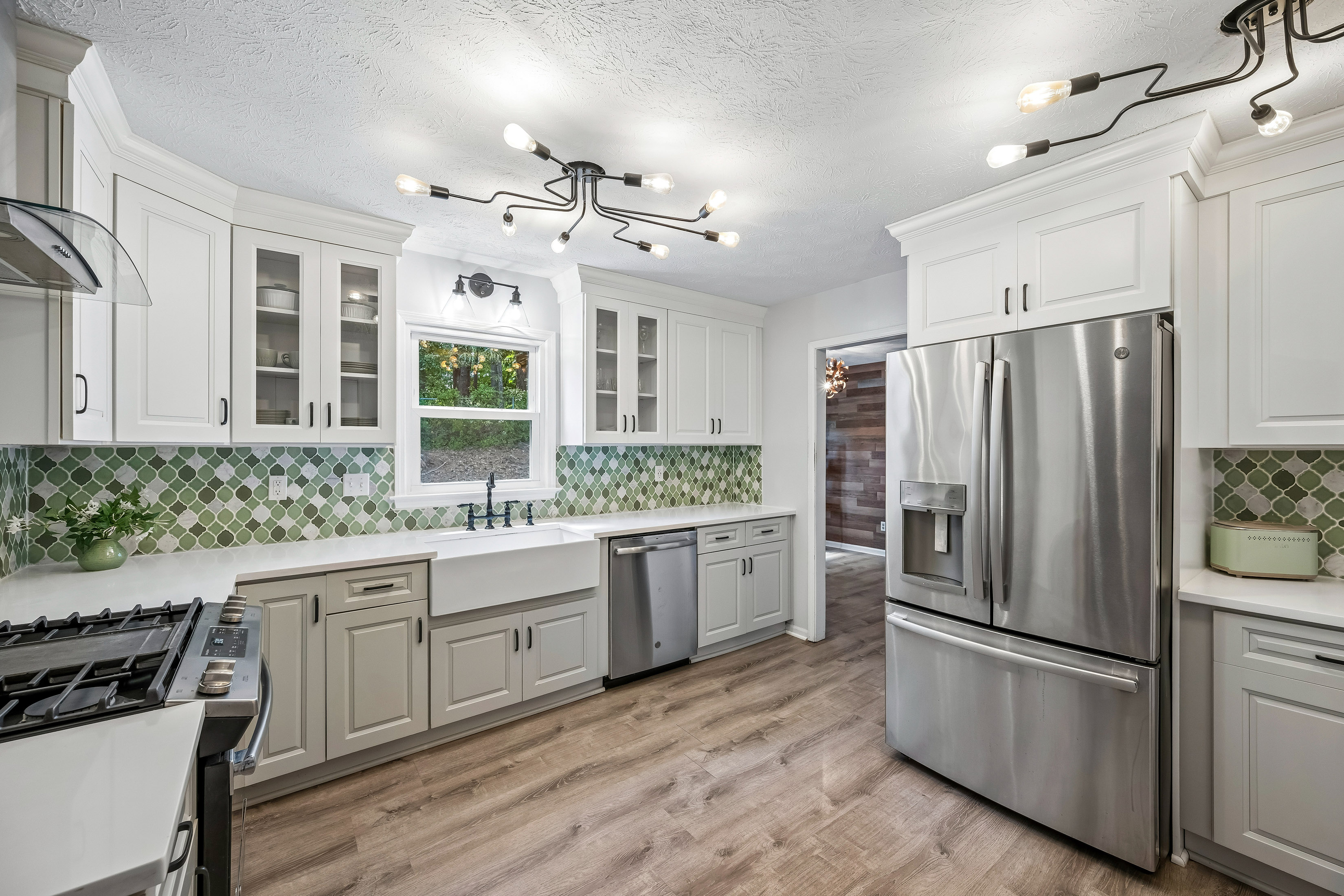  Charming Tudor-style Home Nestled in the Heart of Embry Hills - 物件實景