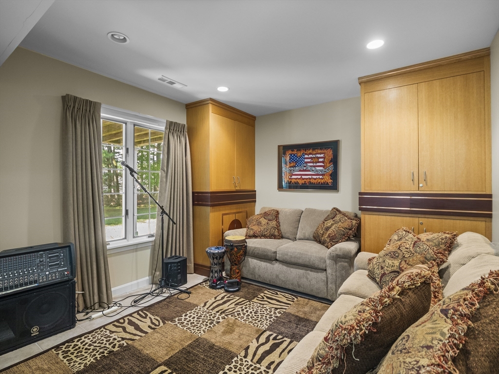 Worcester, Massachusetts, 01609, United States, 3 Bedrooms Bedrooms, ,4 BathroomsBathrooms,Residential,For Sale,1970257