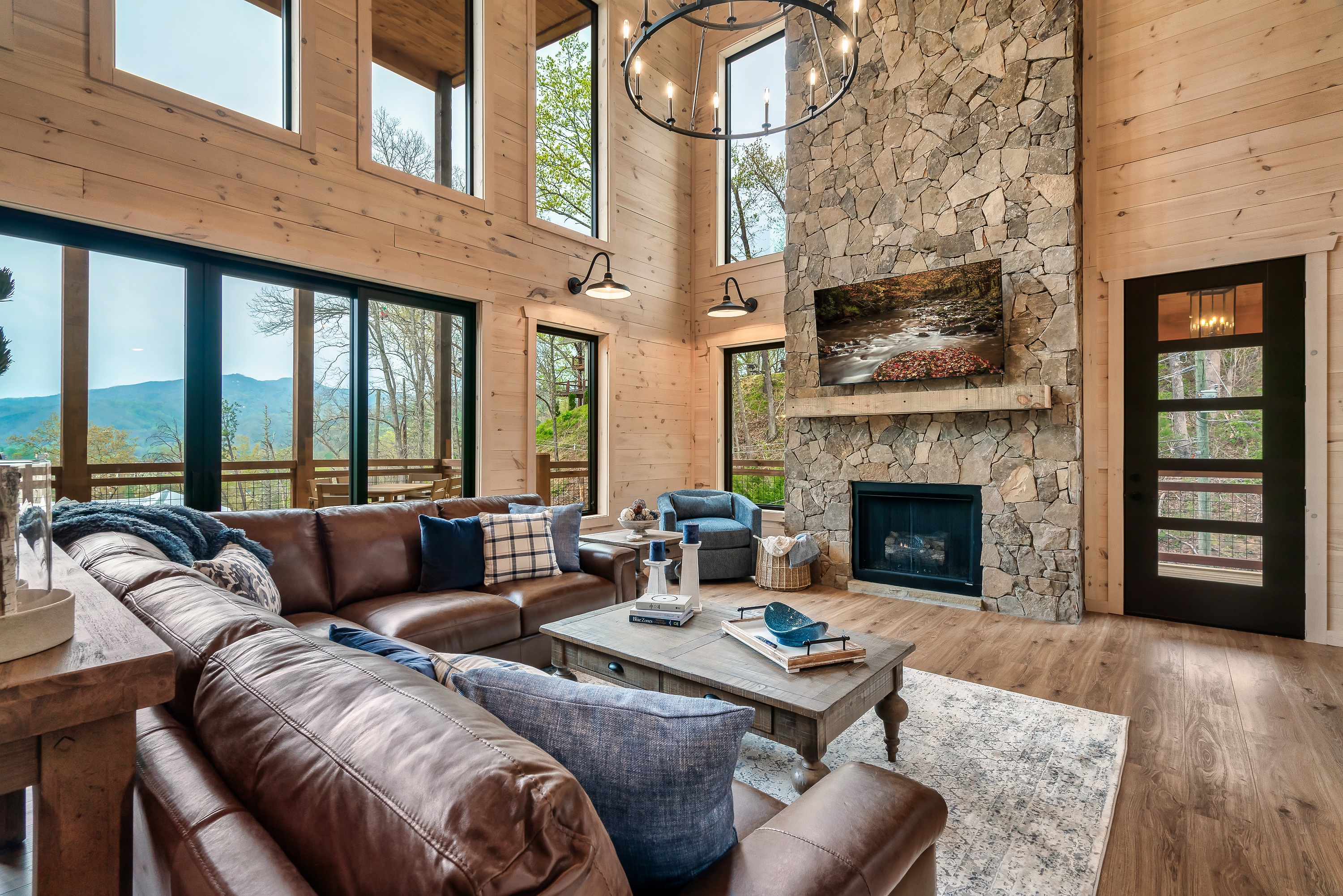 Gatlinburg, Tennessee, 37738, United States, 5 Bedrooms Bedrooms, ,4 BathroomsBathrooms,Residential,For Sale,1920322