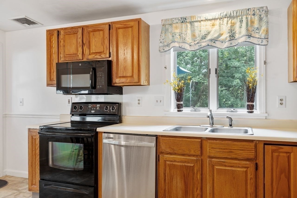 Peabody, Massachusetts, 01960, United States, 5 Bedrooms Bedrooms, ,4 BathroomsBathrooms,Residential,For Sale,1913730