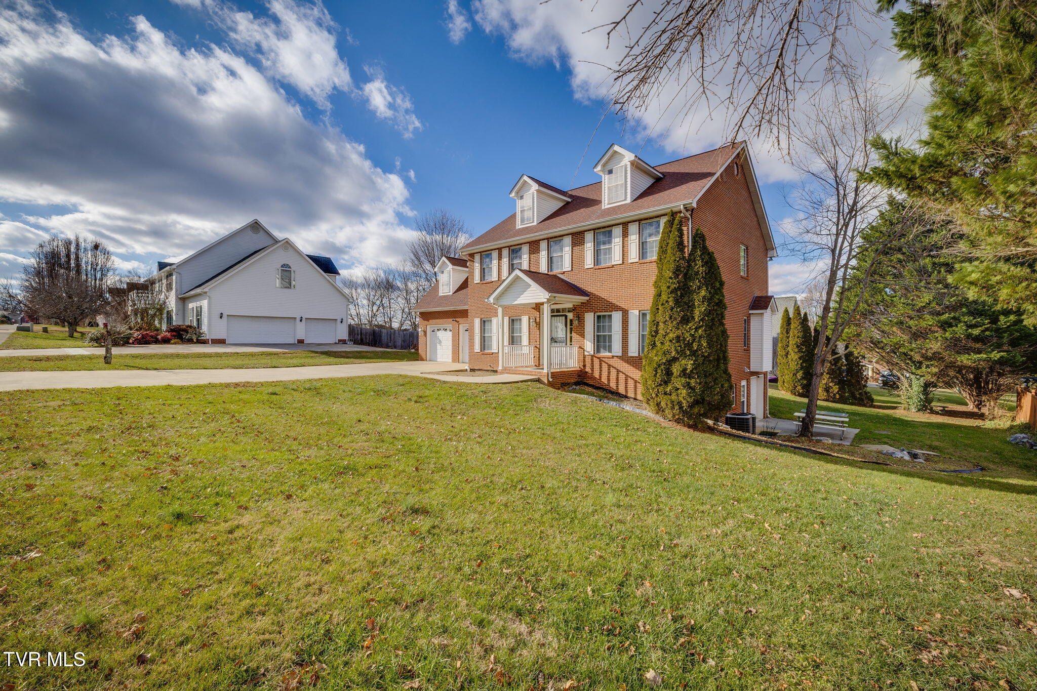 Johnson City, Tennessee, 37601, United States, 5 Bedrooms Bedrooms, ,4 BathroomsBathrooms,Residential,For Sale,2049001