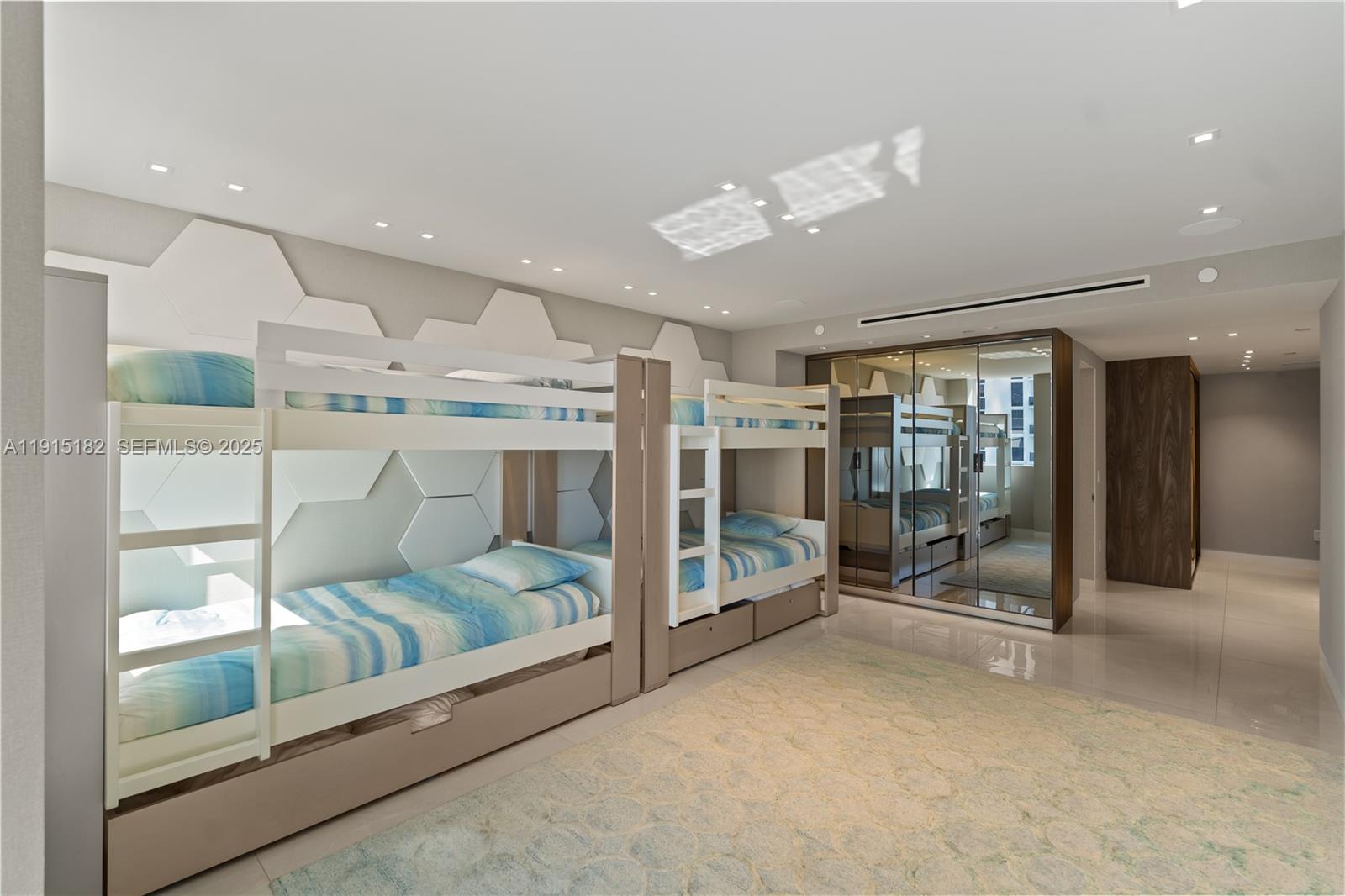 Miami Beach, Florida, 33140, United States, 5 Bedrooms Bedrooms, ,5 BathroomsBathrooms,Residential,For Sale,1997515