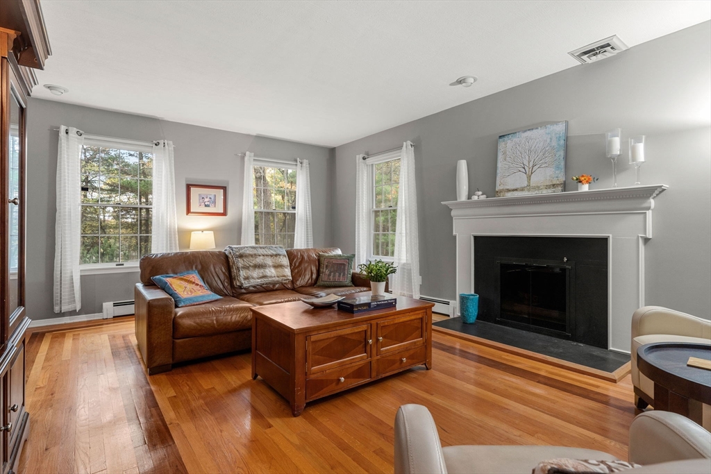 Andover, Massachusetts, 01810, United States, 4 Bedrooms Bedrooms, ,3 BathroomsBathrooms,Residential,For Sale,1987628