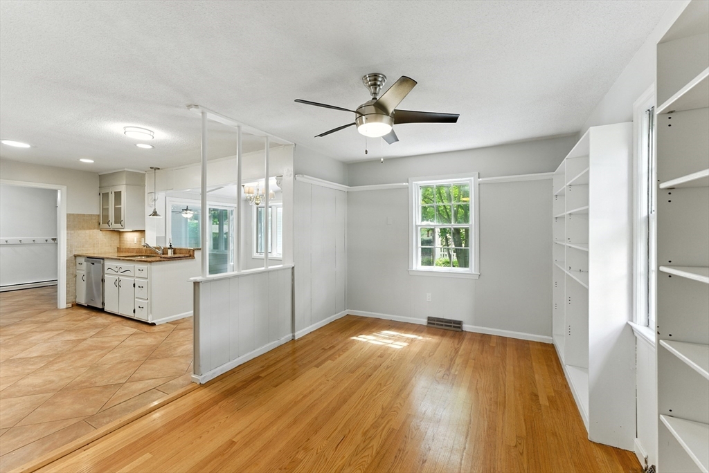 Longmeadow, Massachusetts, 01106, United States, 3 Bedrooms Bedrooms, ,3 BathroomsBathrooms,Residential,For Sale,1933397