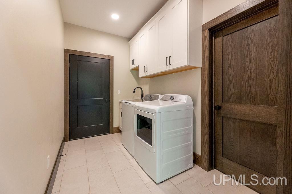 Houghton, Michigan, 49931, United States, 3 Bedrooms Bedrooms, ,3 BathroomsBathrooms,Residential,For Sale,1826025
