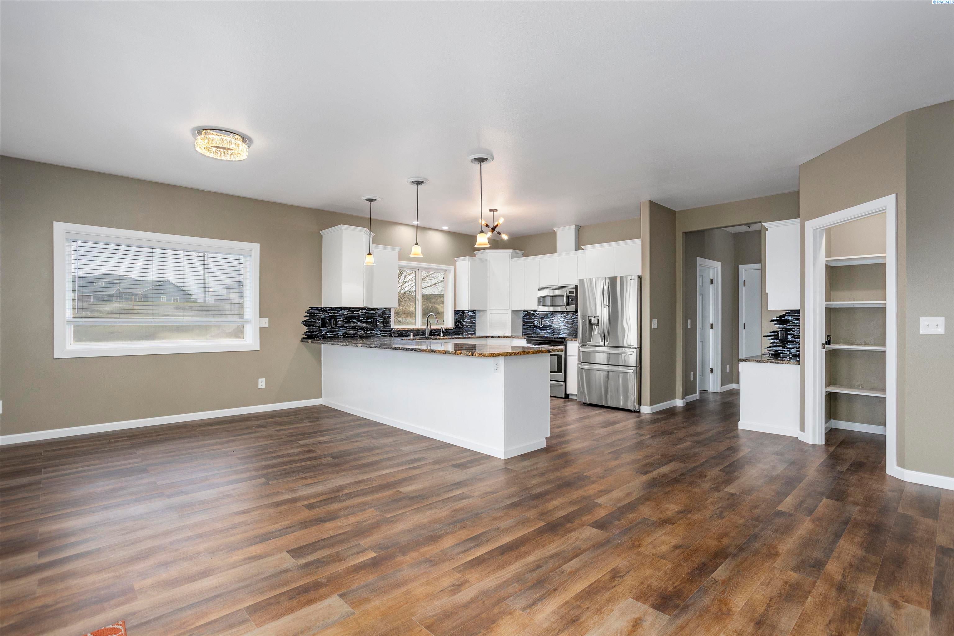 West Richland, Washington, 99353, United States, 5 Bedrooms Bedrooms, ,3 BathroomsBathrooms,Residential,For Sale,1923424