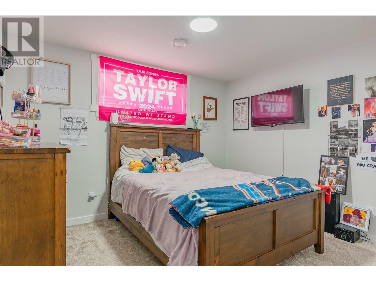 CASTLEGAR, British Columbia, V1N 4X8, CA, 6 Bedrooms Bedrooms, ,3 BathroomsBathrooms,Residential,For Sale,1883021