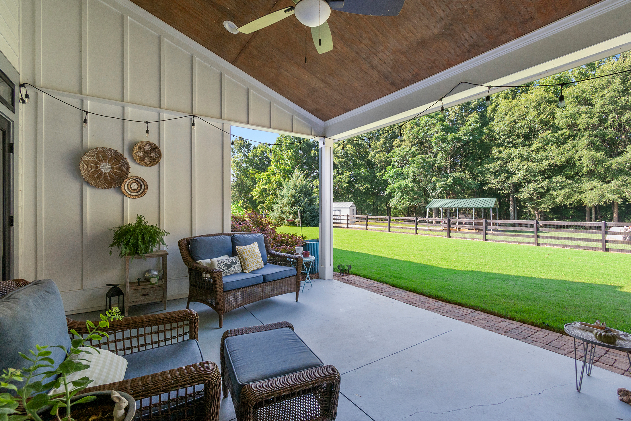  Tucked Away on Five+/- Acres - 物件實景