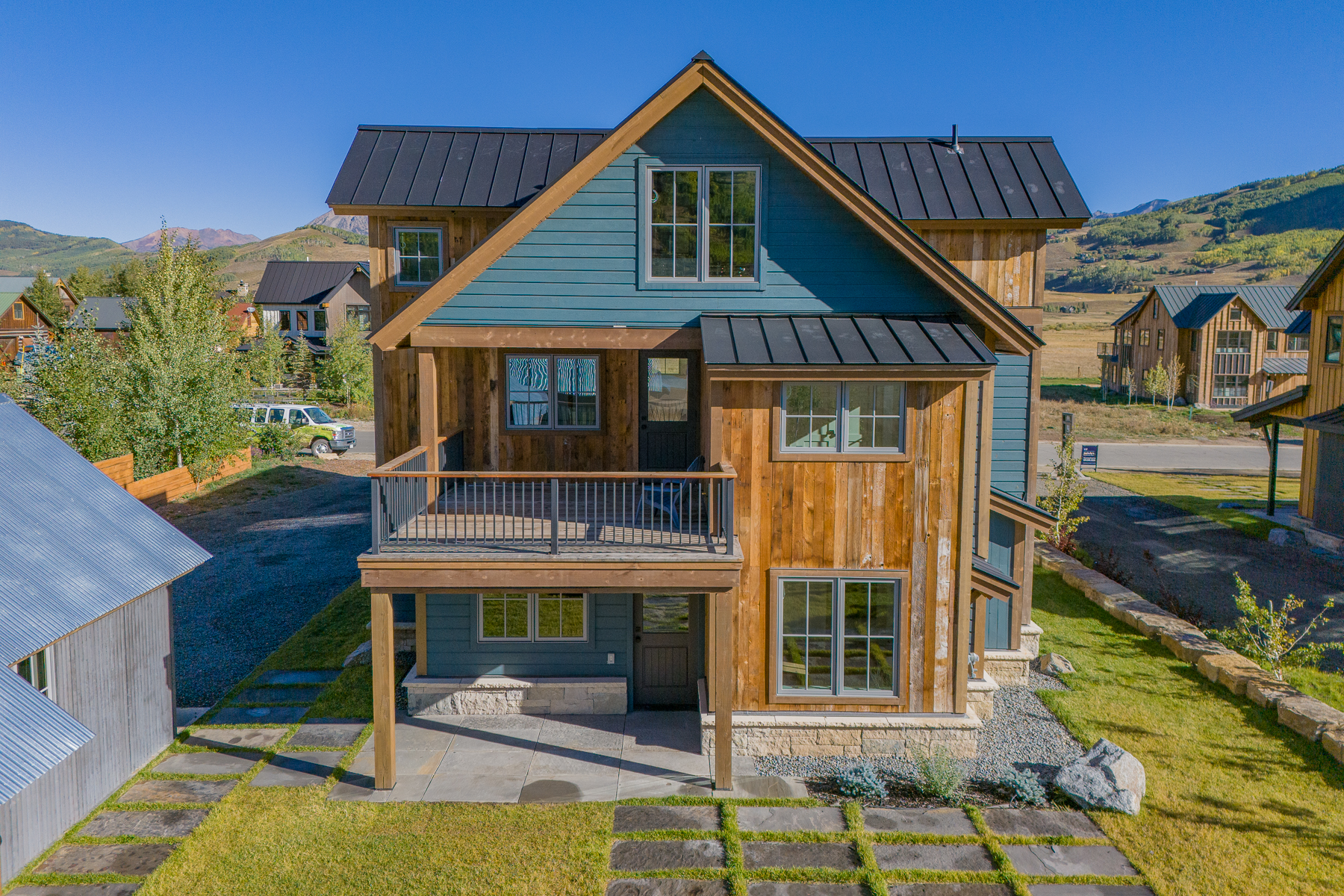  Big And Beautiful In The Desirable And Peaceful East End Of Town - 物件實景