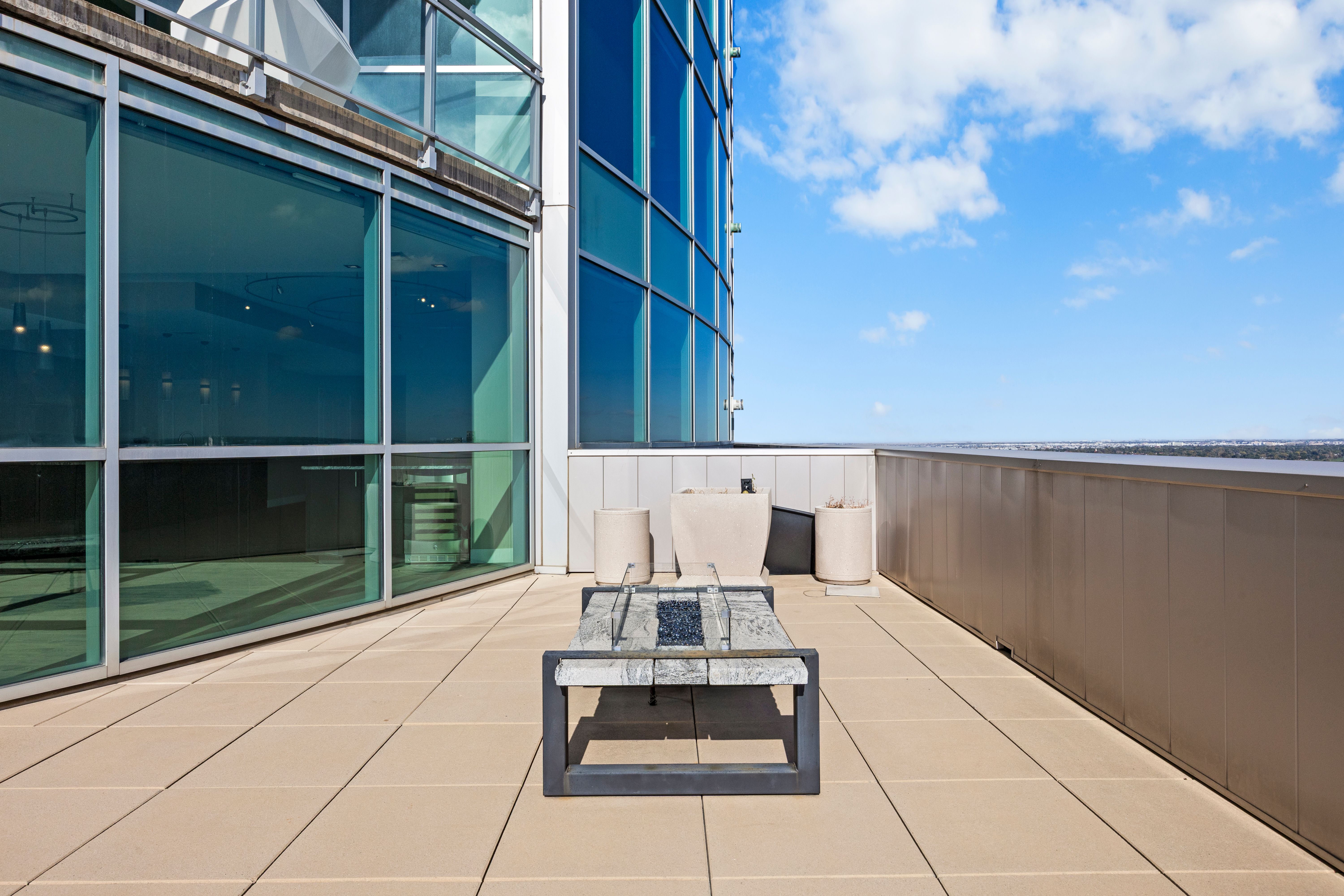  Over 1000 Feet of Private Terrace Throughout This Penthouse - 物件實景
