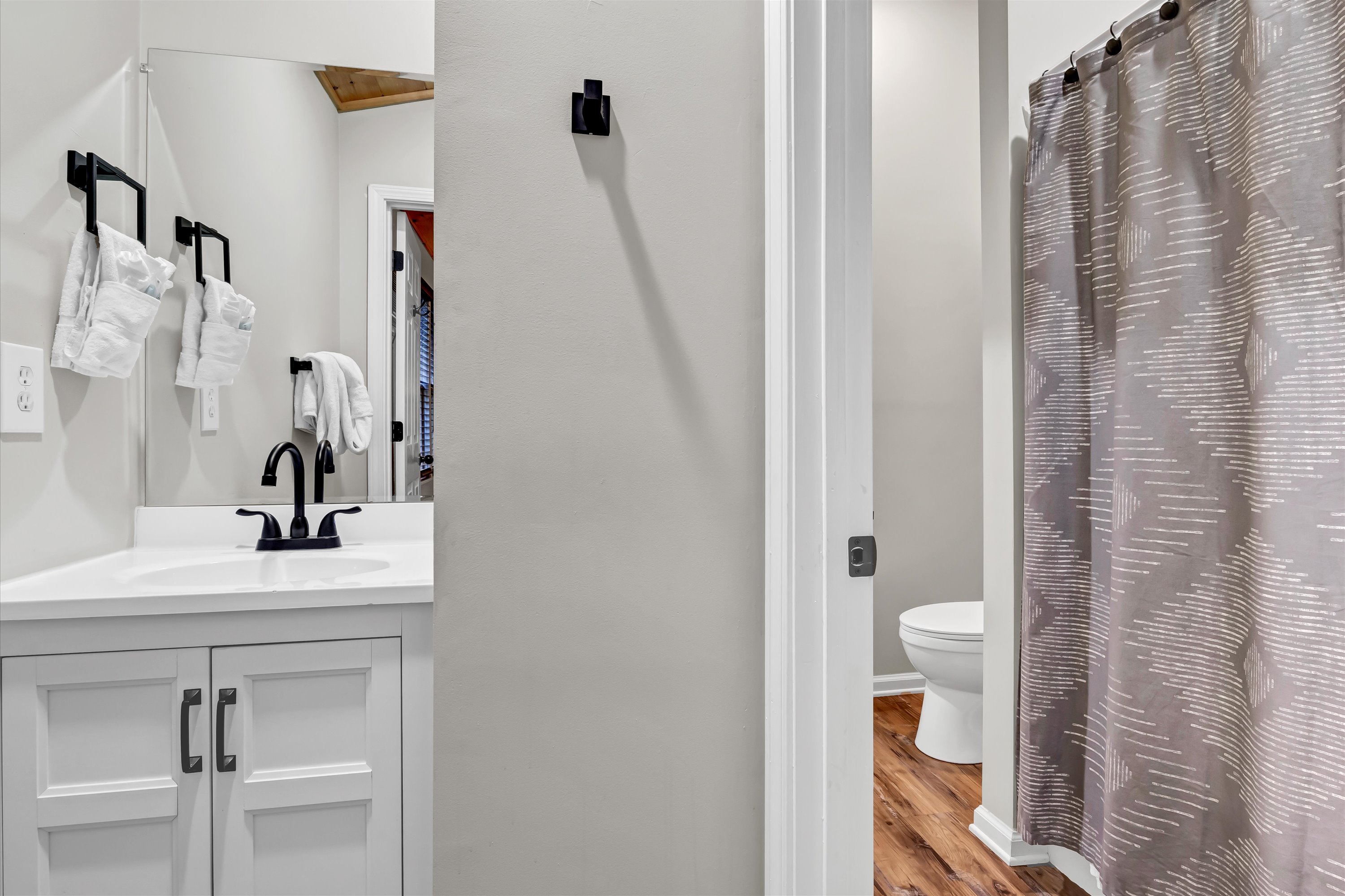 Sevierville, Tennessee, 37862, United States, 4 Bedrooms Bedrooms, ,5 BathroomsBathrooms,Residential,For Sale,1981038