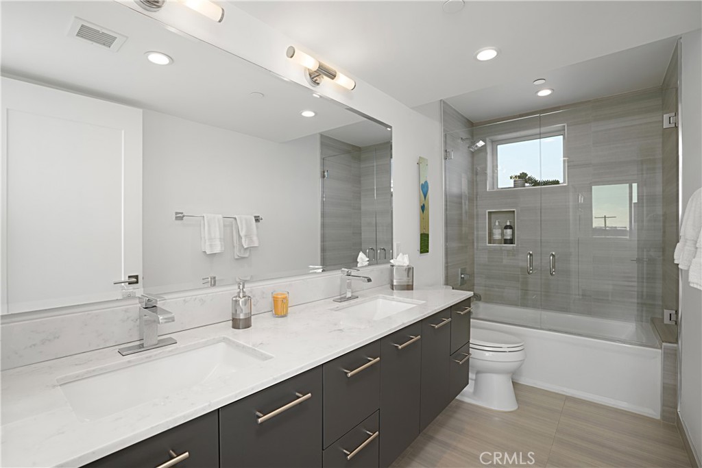 Los Angeles, California, 90019, United States, 2 Bedrooms Bedrooms, ,3 BathroomsBathrooms,Residential,For Sale,1990978