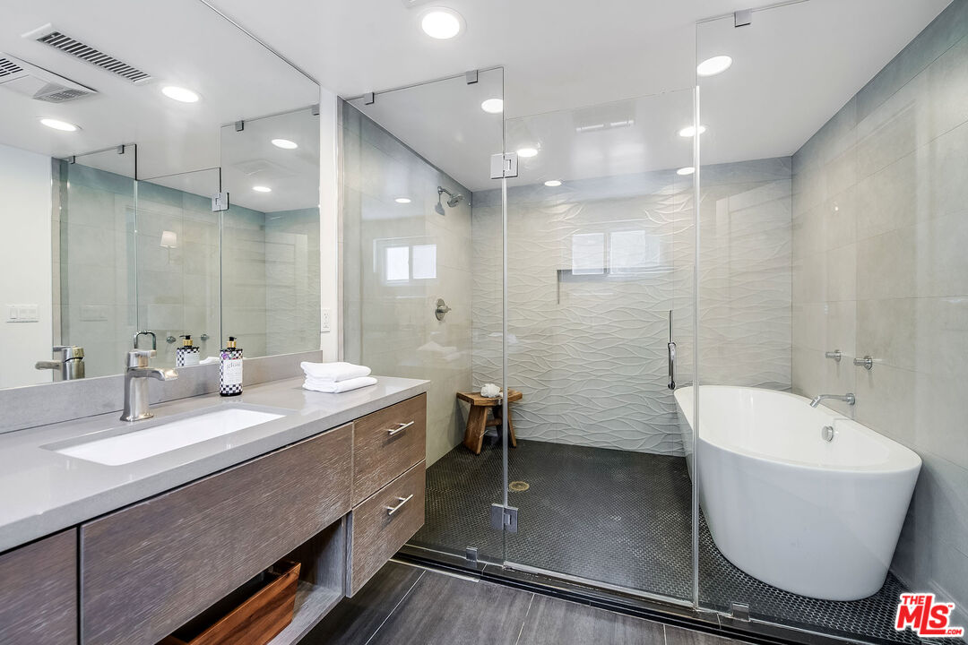 Studio City, California, 91604, United States, 4 Bedrooms Bedrooms, ,3 BathroomsBathrooms,Residential,For Sale,1850354