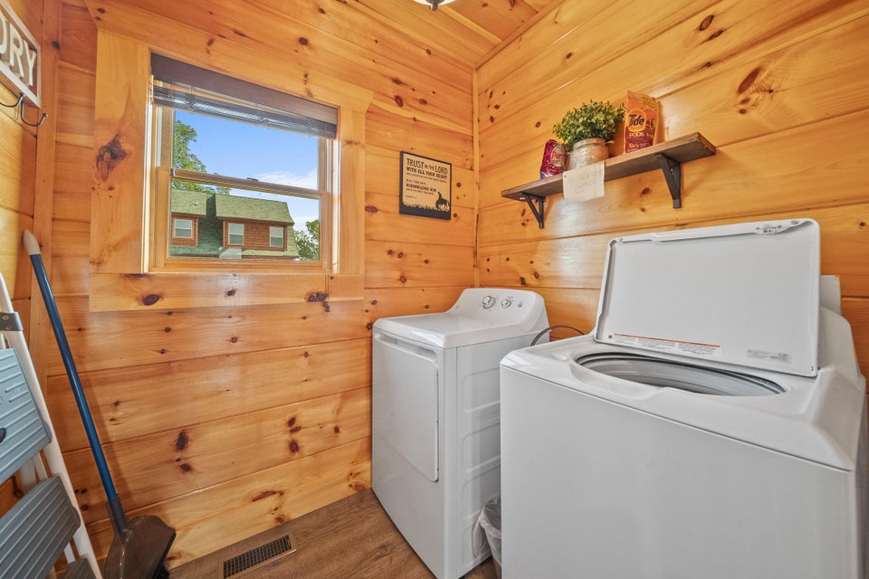 Sevierville, Tennessee, 37876, United States, 4 Bedrooms Bedrooms, ,6 BathroomsBathrooms,Residential,For Sale,1976346