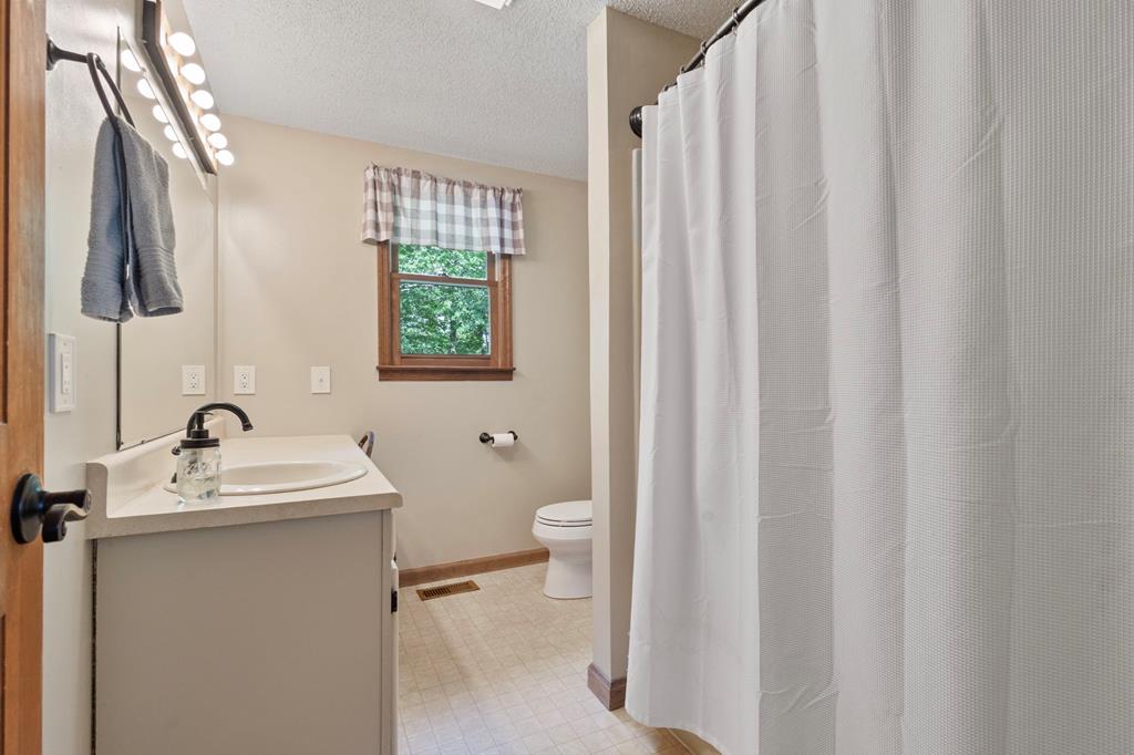 Hayesville, North Carolina, 28904, United States, 4 Bedrooms Bedrooms, ,2 BathroomsBathrooms,Residential,For Sale,1871296