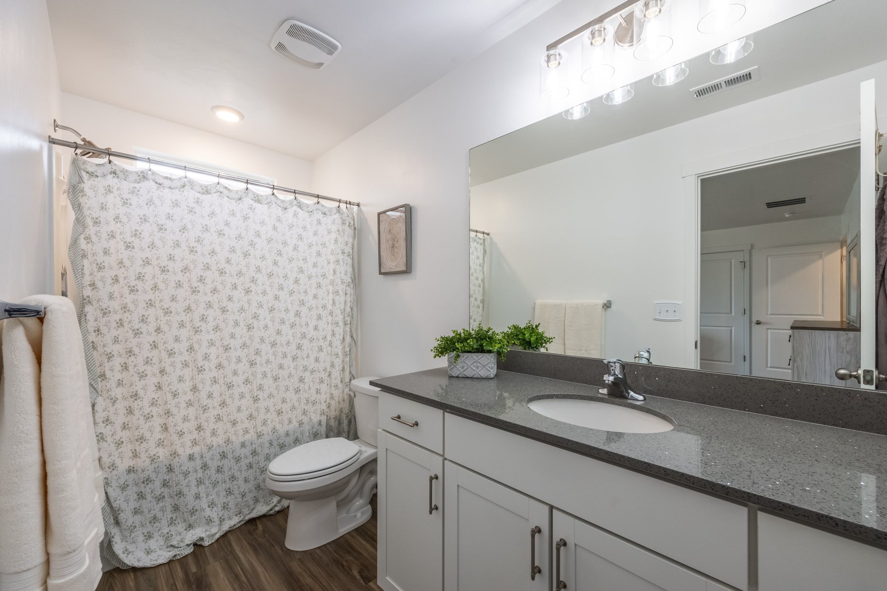  Standout Townhome with Finished Basement & Extras - 物件實景