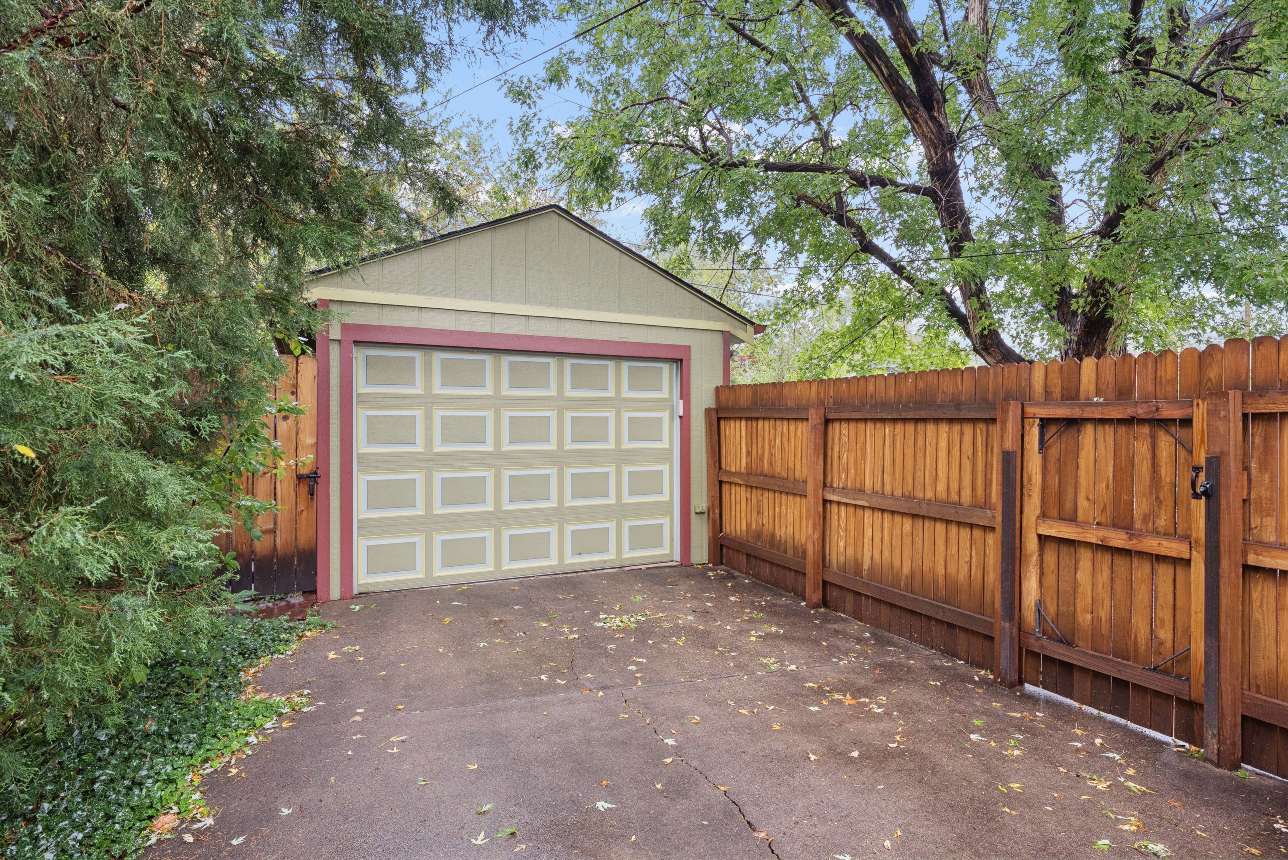  Welcome to 545 Estes Street, a bright, charming ranch-style home in an establish - 物件實景