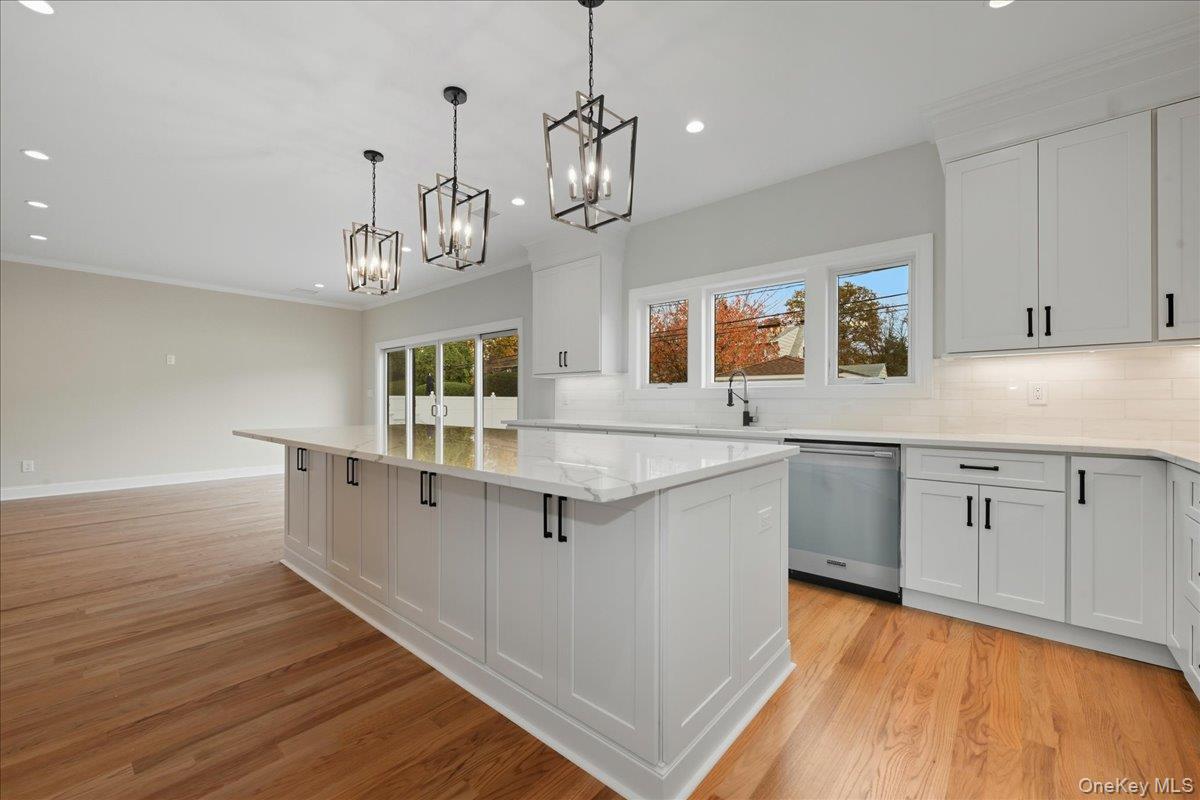 Westbury, New York, 11590, United States, 5 Bedrooms Bedrooms, ,5 BathroomsBathrooms,Residential,For Sale,1991038