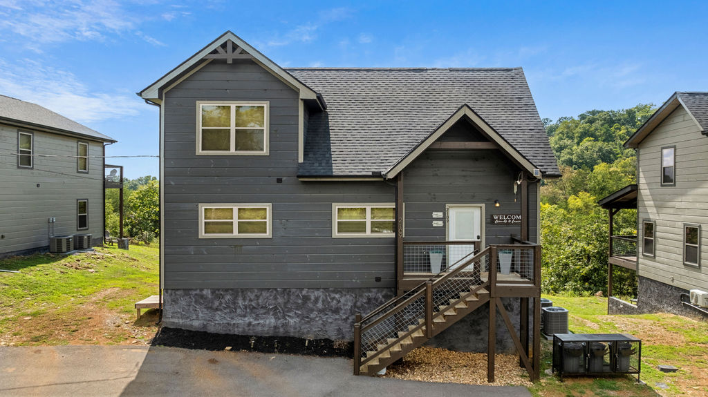 Sevierville, Tennessee, 37876, United States, 3 Bedrooms Bedrooms, ,4 BathroomsBathrooms,Residential,For Sale,1936996