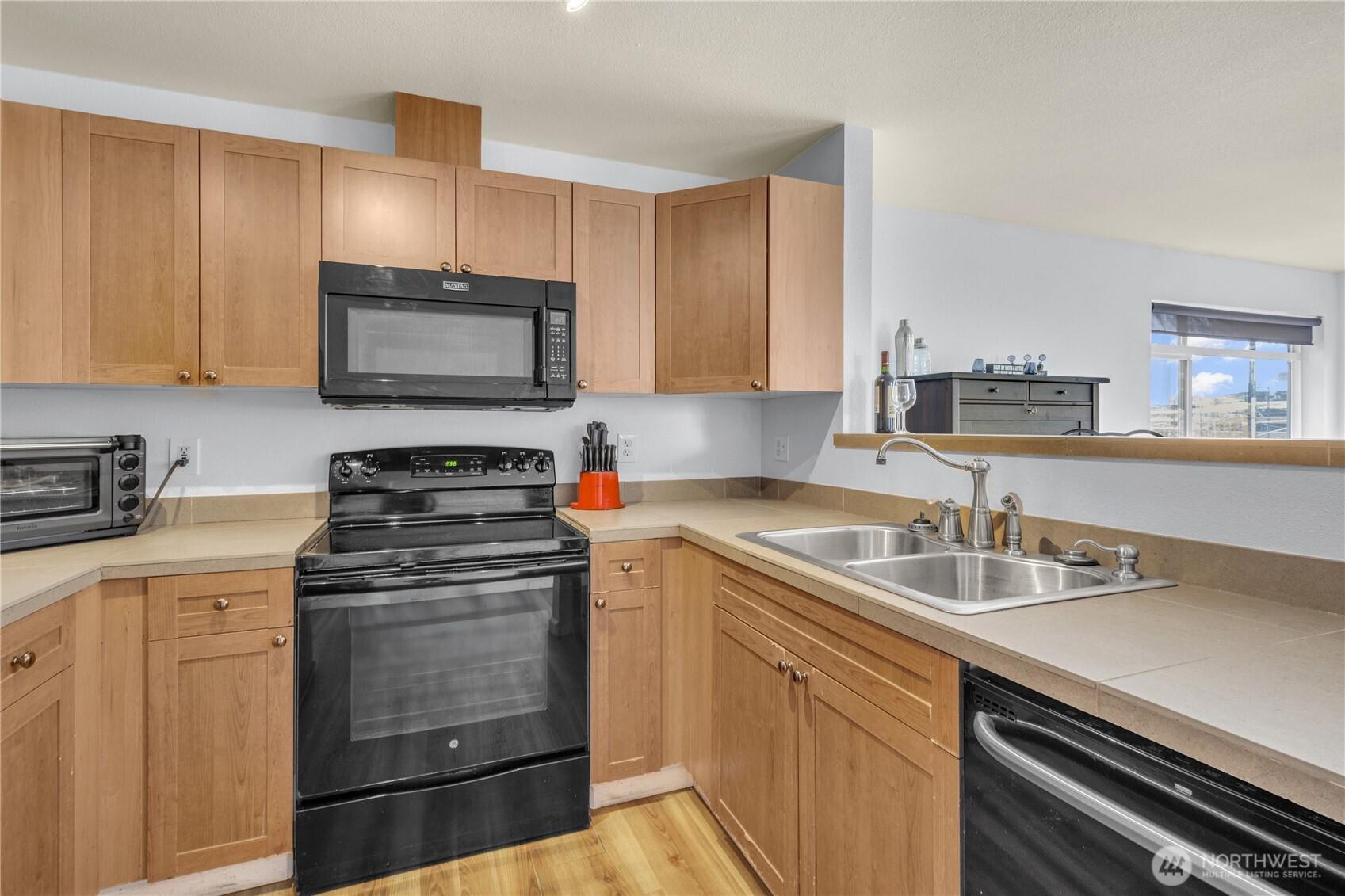 SEATTLE, Washington, 98119, United States, 3 Bedrooms Bedrooms, ,2 BathroomsBathrooms,Residential,For Sale,1762167