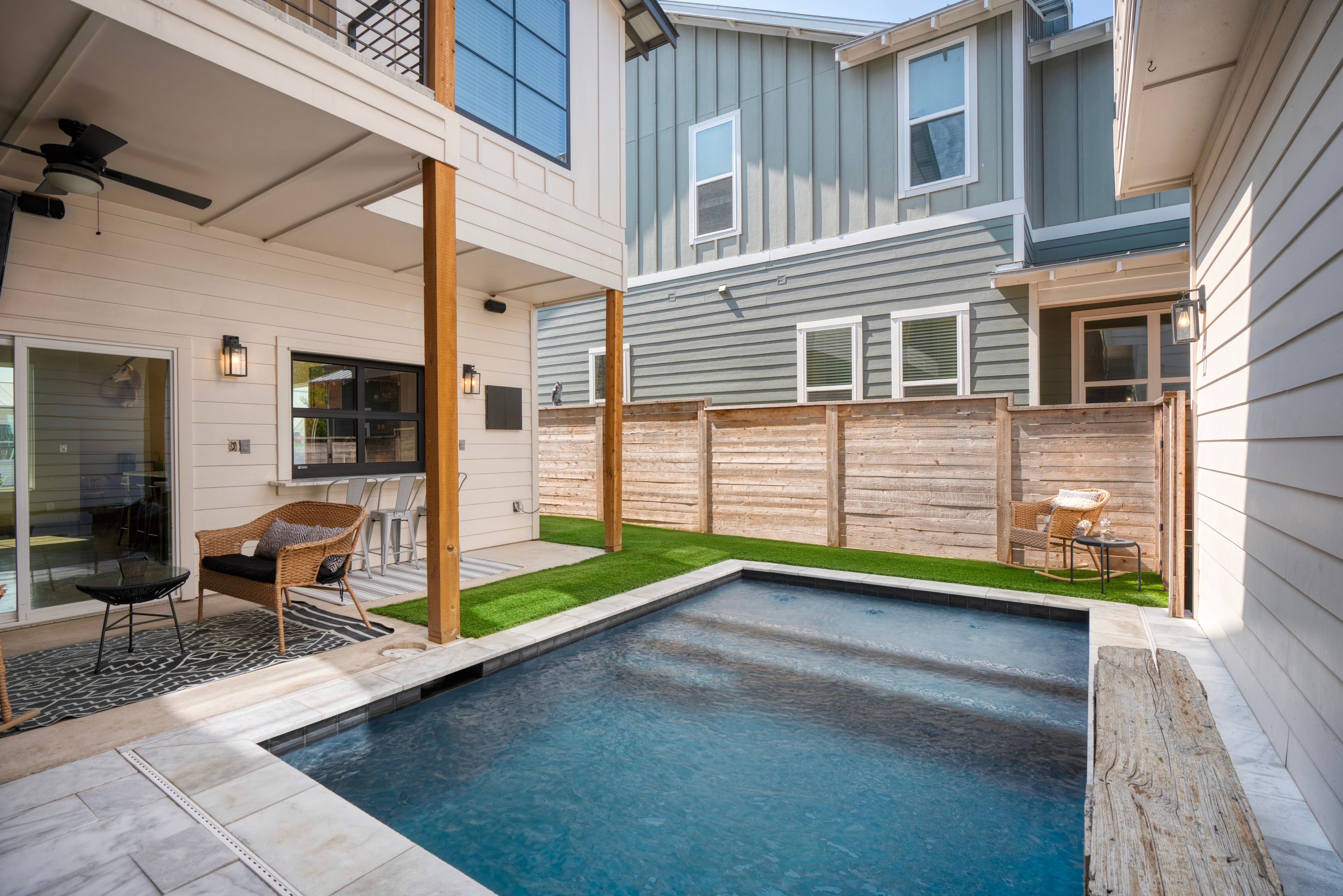  Stunning Two Story Modern Home - 物件實景