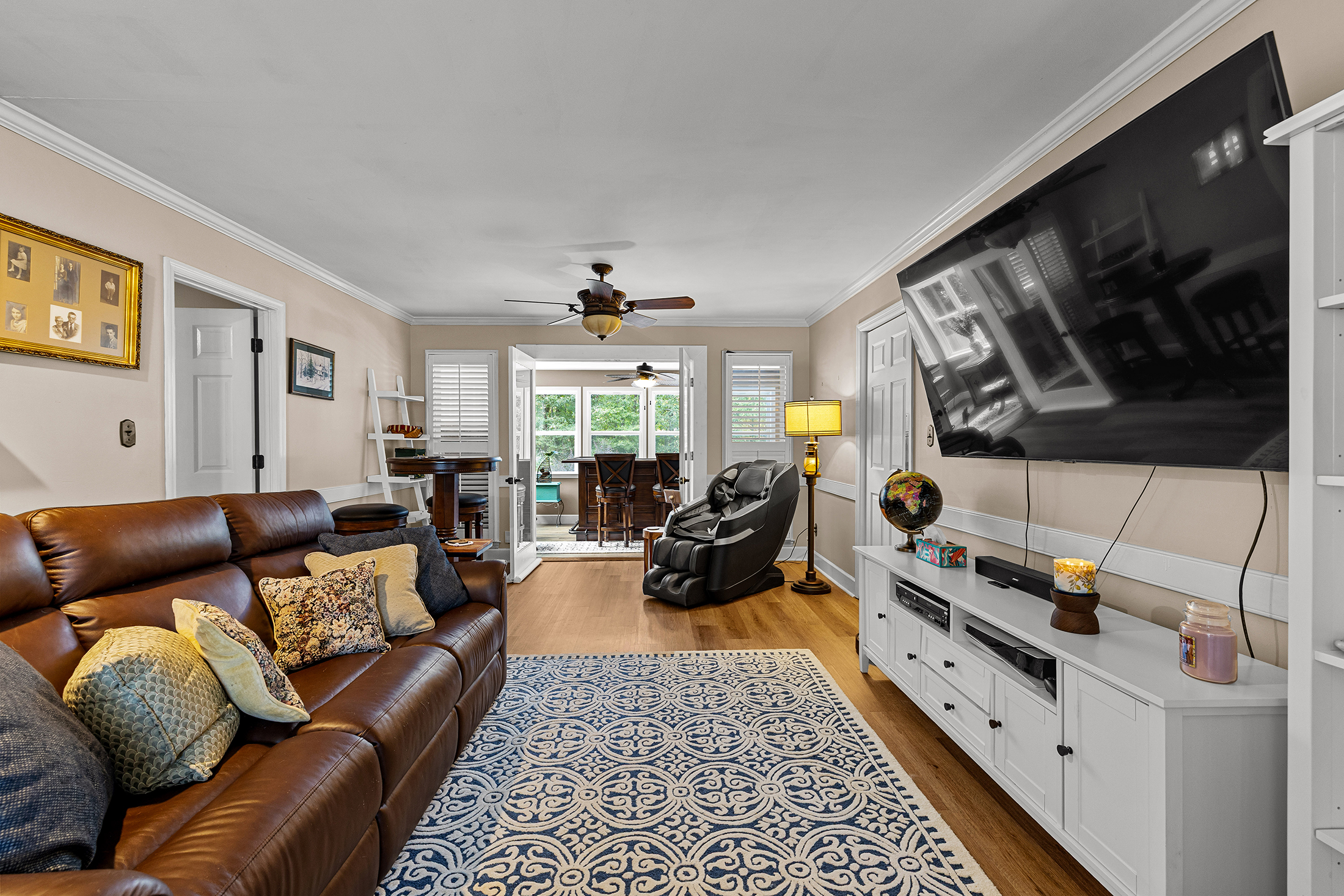  Beautiful Home with Backyard Retreat in Hillandale - 物件實景
