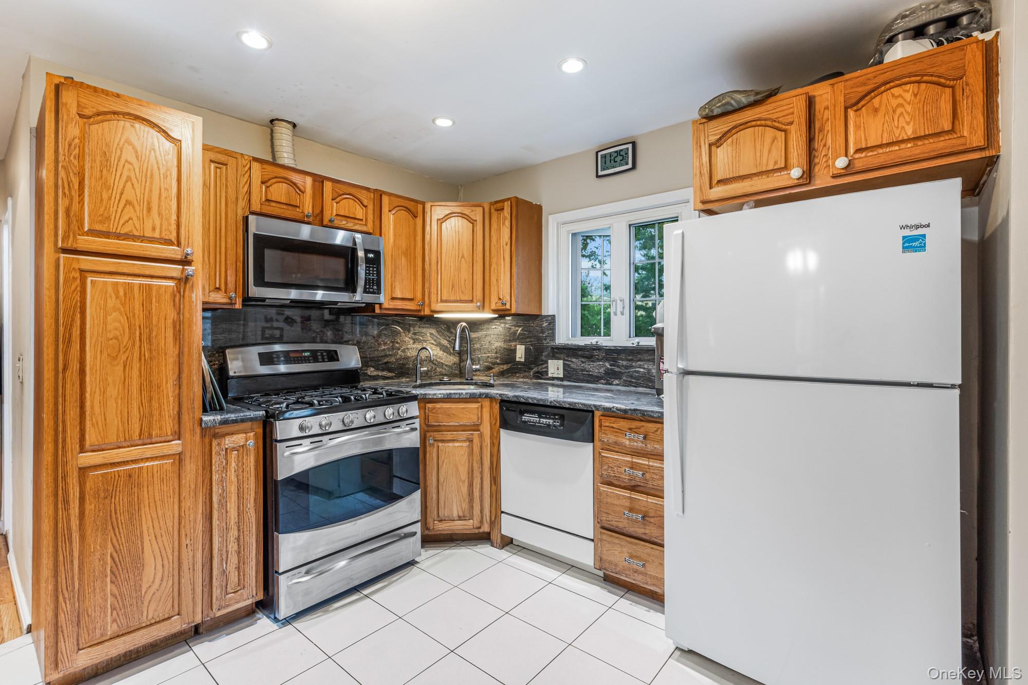  27-22 Bayside Lane, Flushing, NY, 11358 - 物件實景