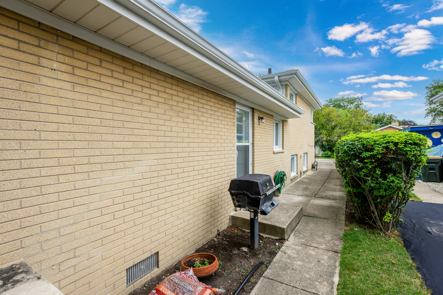 Morton Grove, Illinois, 60053, United States, 5 Bedrooms Bedrooms, ,3 BathroomsBathrooms,Residential,For Sale,1928760