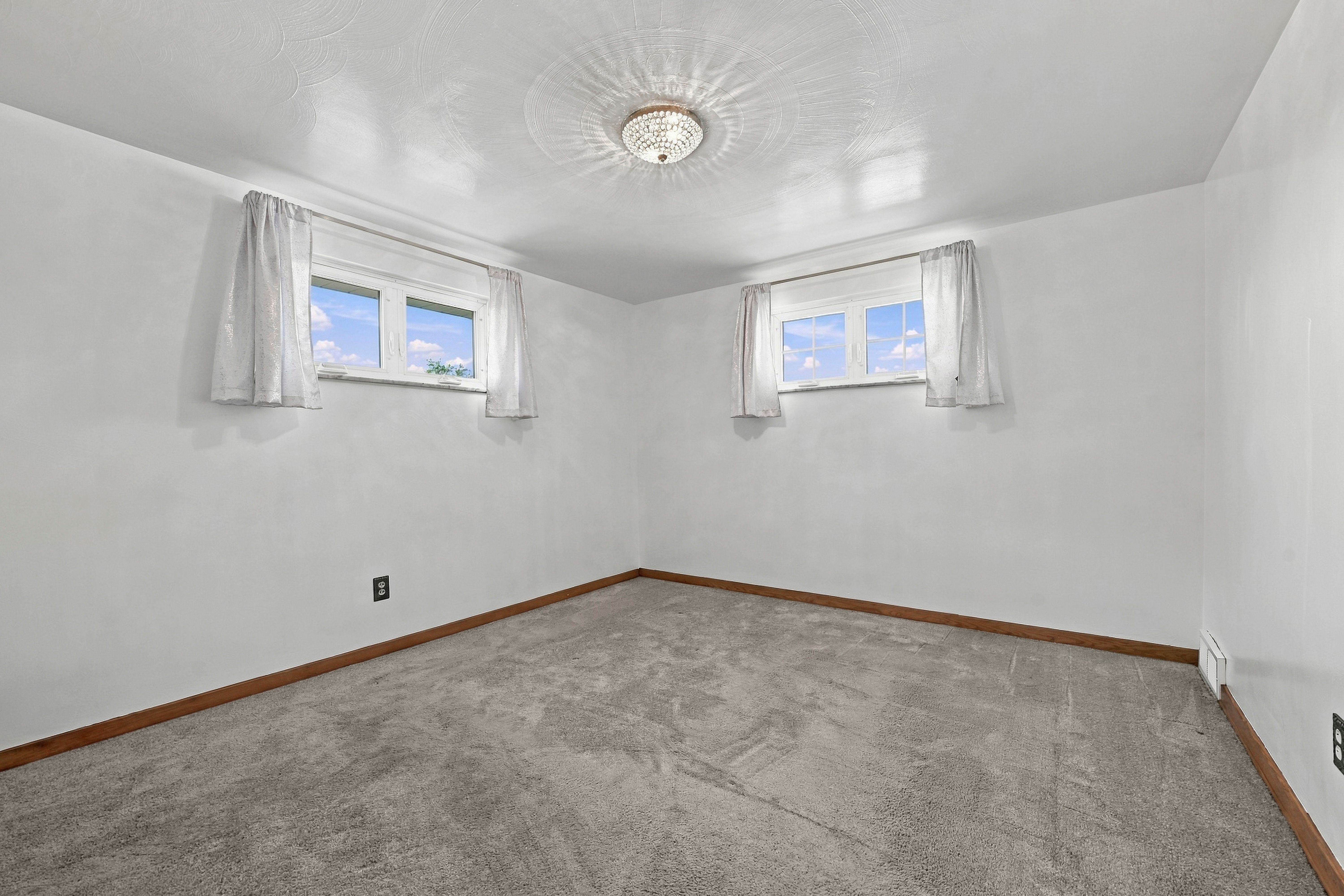  16 South Rolling Hills Avenue, Irwin, PA 15642 - 物件實景