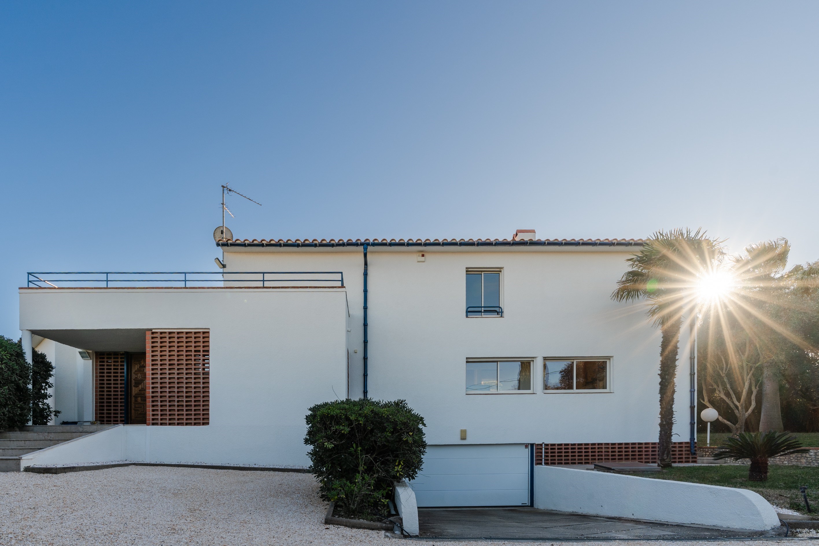  Single-storey living between sea and town - swimming pool - 物件實景