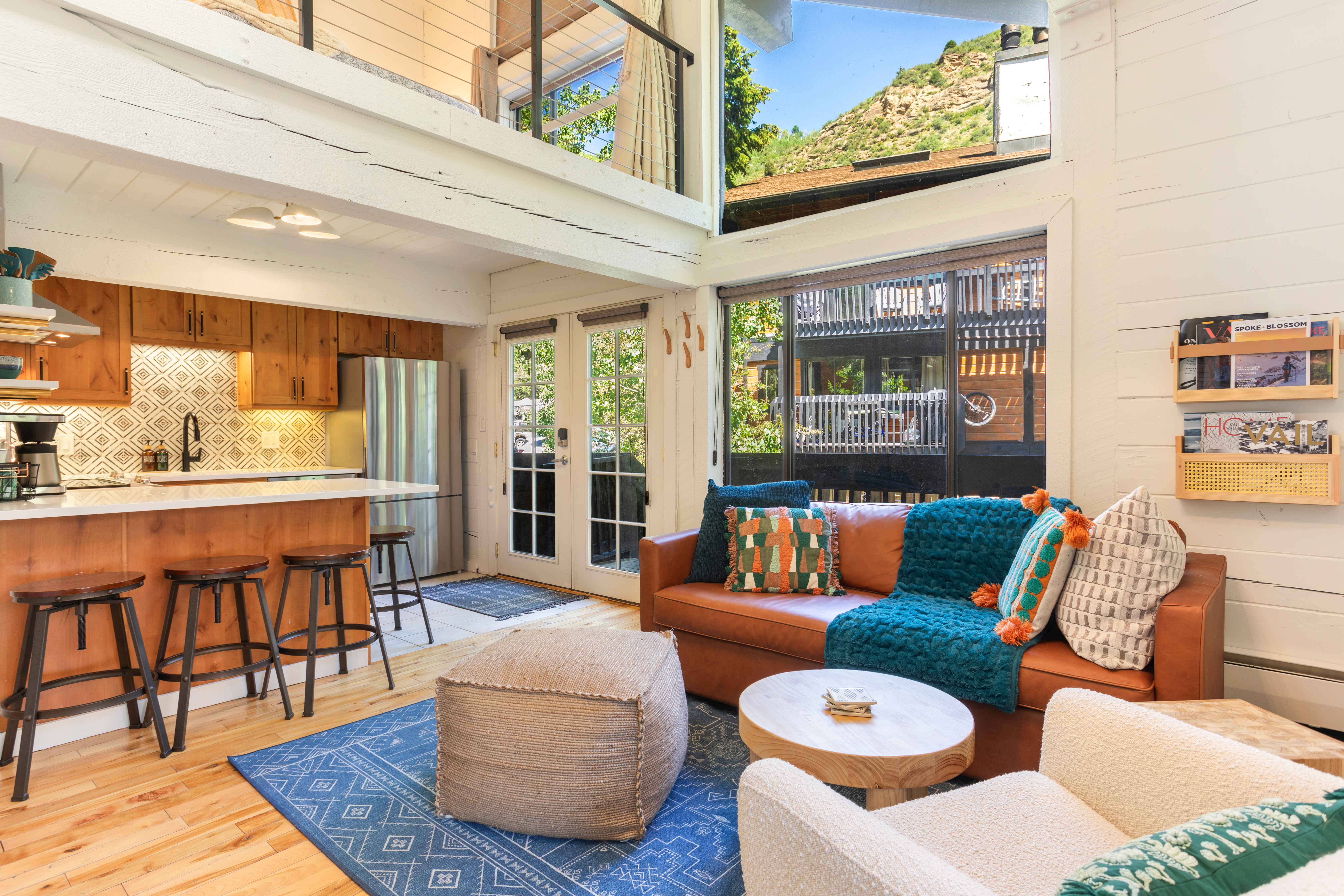  Inviting Top-floor End-unit Residence with Abundant Natural Light - 物件實景