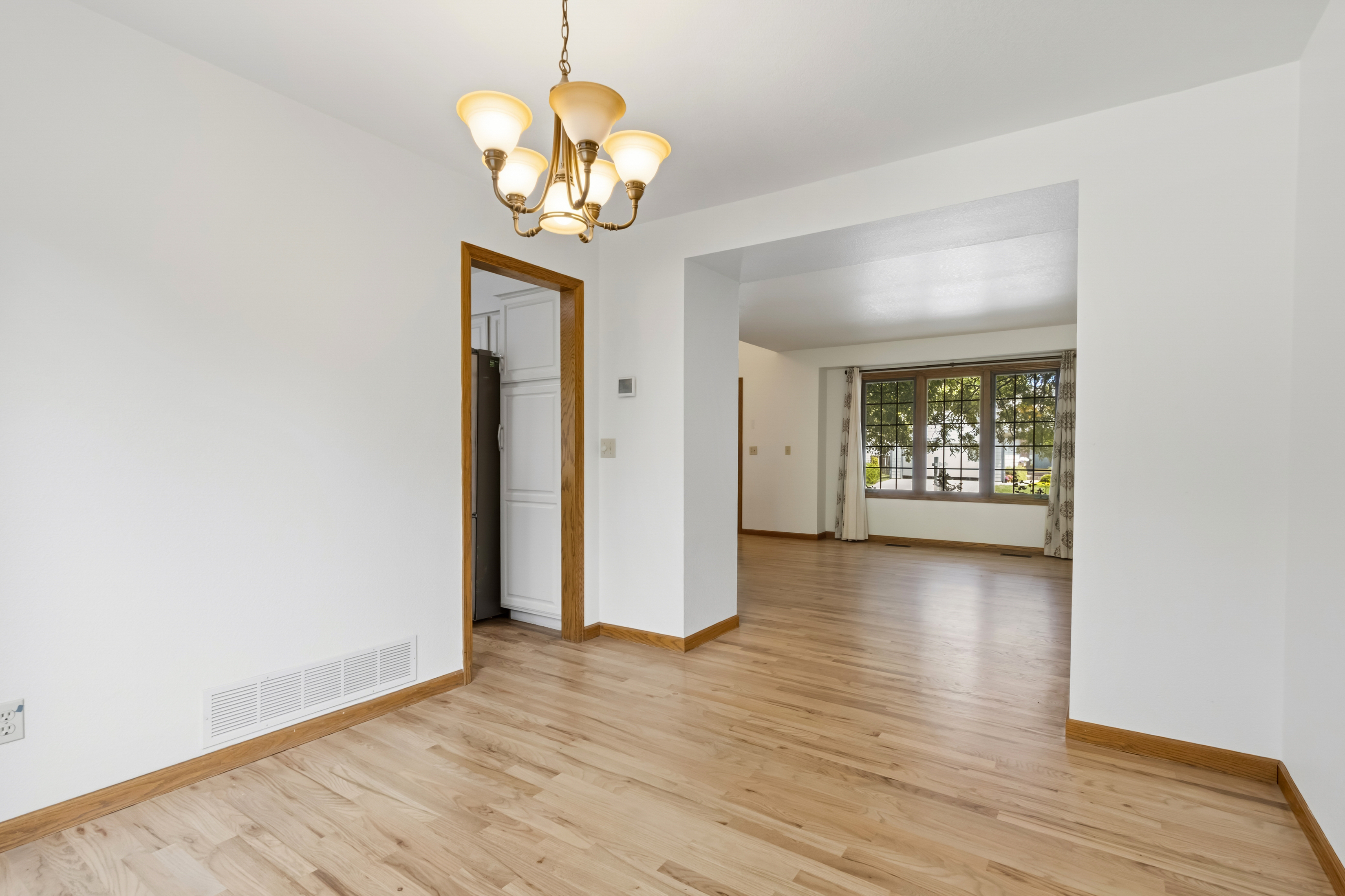  Beautifully Maintained Home in the Tree-Lined Oakridge Neighborhood - 物件實景
