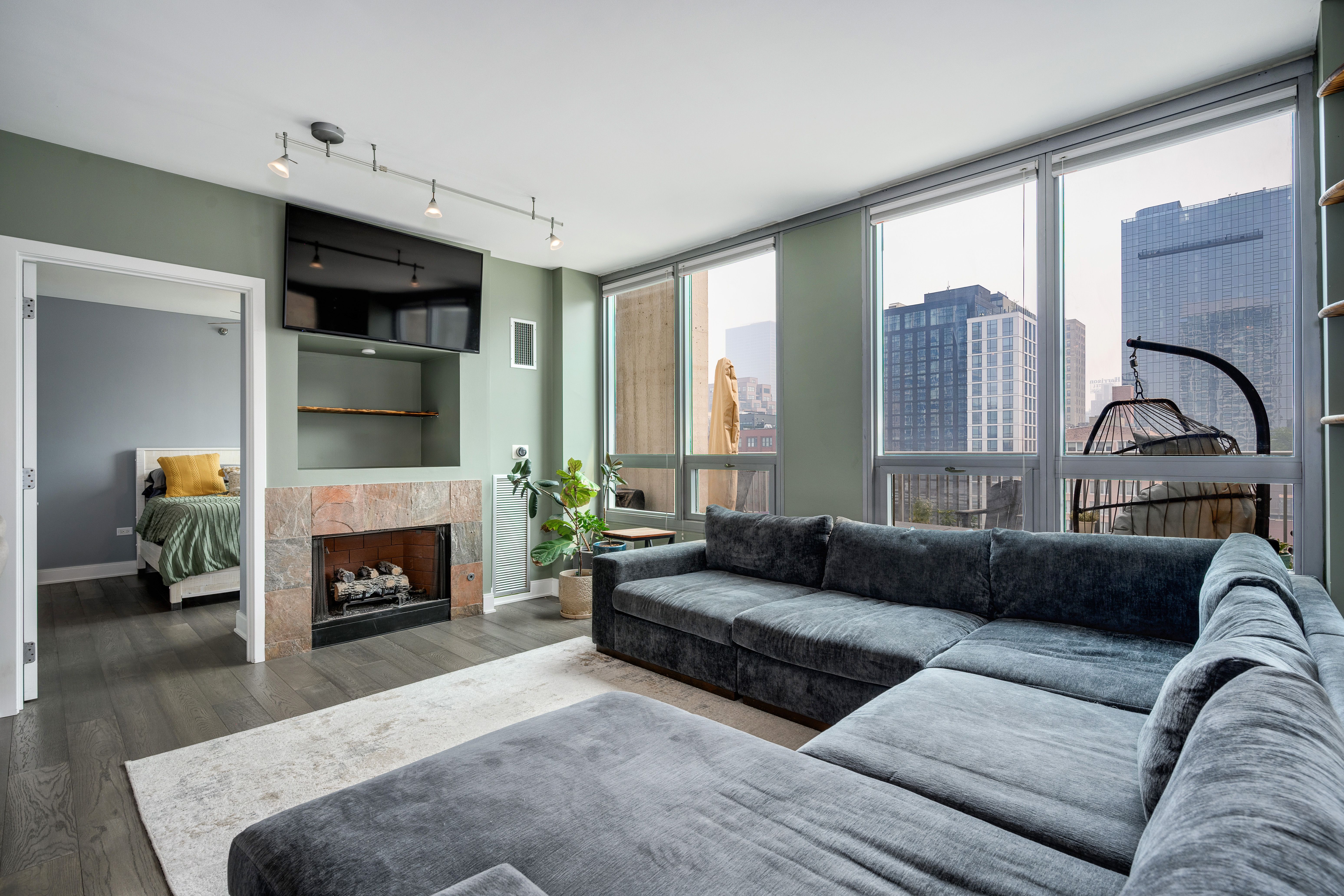  Experience Elevated City Living in This Beautifully Renovated Corner Residence - 物件實景