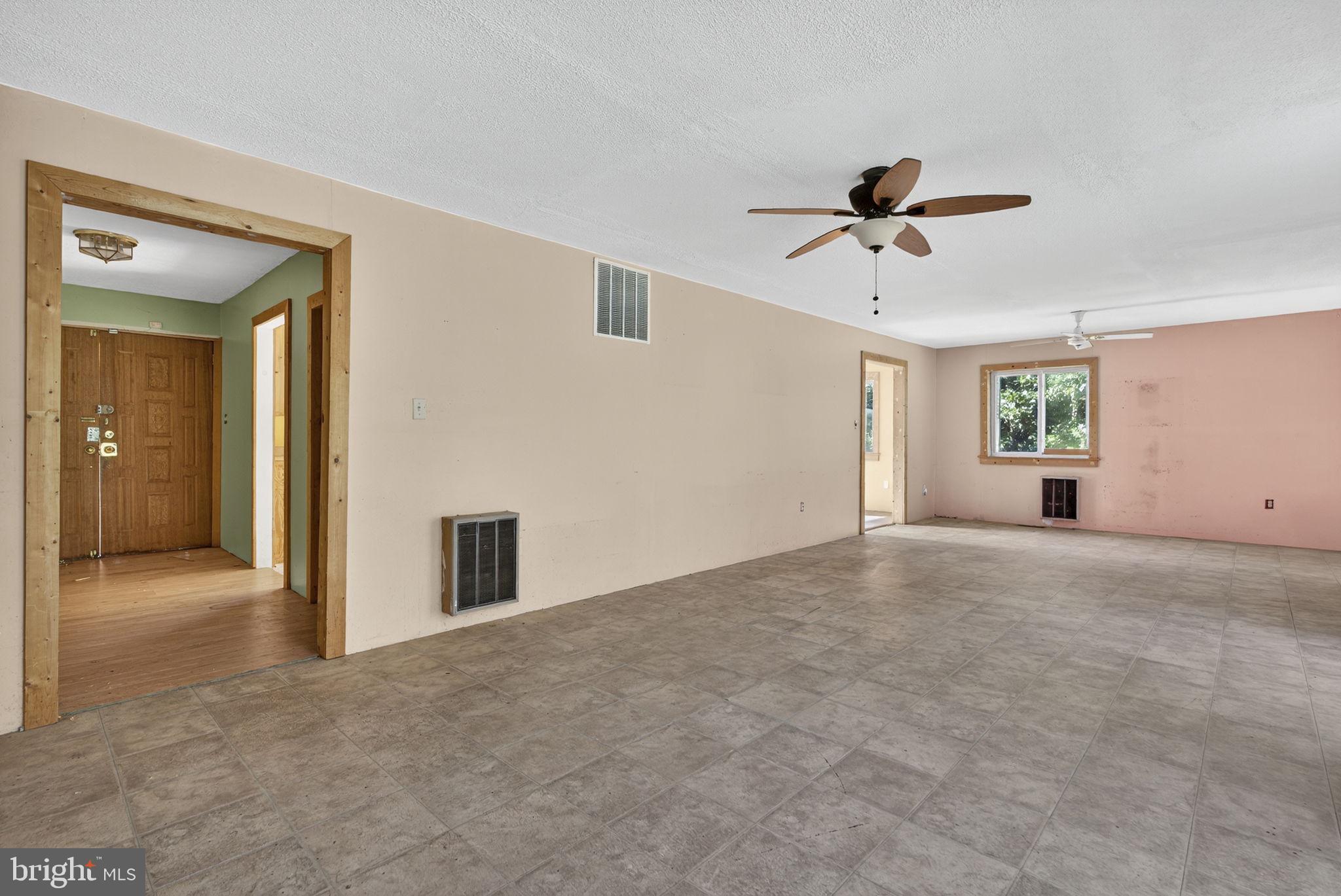 Hume, Virginia, 22639, United States, 7 Bedrooms Bedrooms, ,3 BathroomsBathrooms,Residential,For Sale,1943038