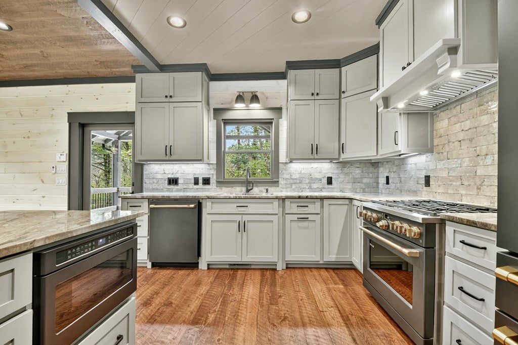 Mineral Bluff, Georgia, 30559, United States, 4 Bedrooms Bedrooms, ,5 BathroomsBathrooms,Residential,For Sale,1986837